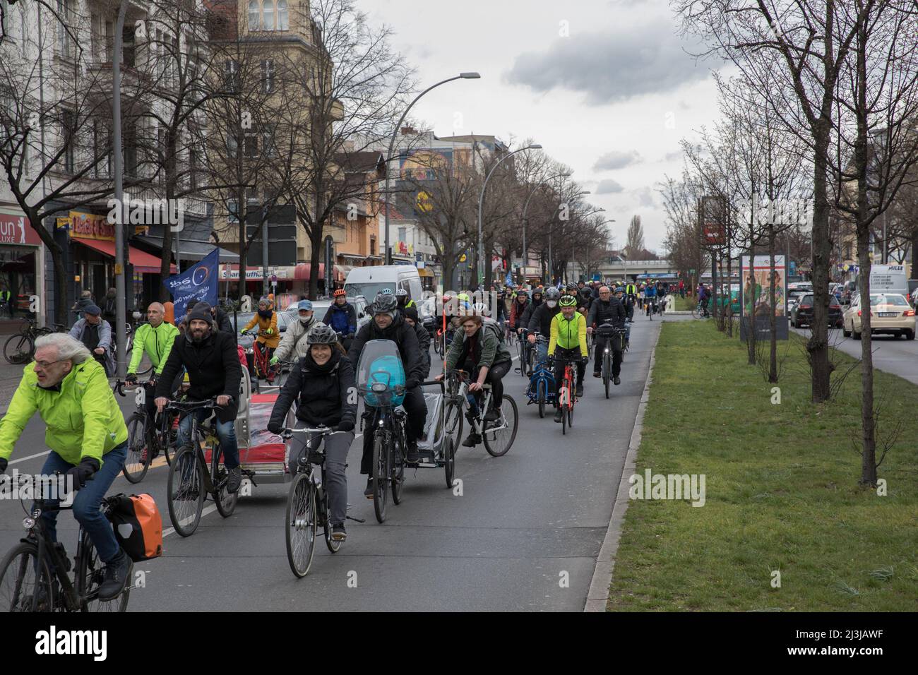 Rund 500 Radfahrer demonstrierten gegen den weiteren Bau der A100, der zu einer Verlängerung der Autobahn in Berlin führte. Die Demonstration begann am 8. April 2022 im Bundesministerium für Verkehr. Seit Jahren gibt es in Berlin einen Streit über die Verlängerung der A100. Die Bundesautobahn 100, Bundesautobahn 100, umschließt teilweise das Stadtzentrum der deutschen Hauptstadt Berlin und verläuft vom Wedding-Viertel in Berlin-Mitte über Charlottenburg-Wilmersdorf und Tempelhof-Schöneberg nach Neukölln. Die Autobahn A100 wurde 1958 gebaut. (Foto von Michael Kuenne/PRESSCOV/SIP Stockfoto