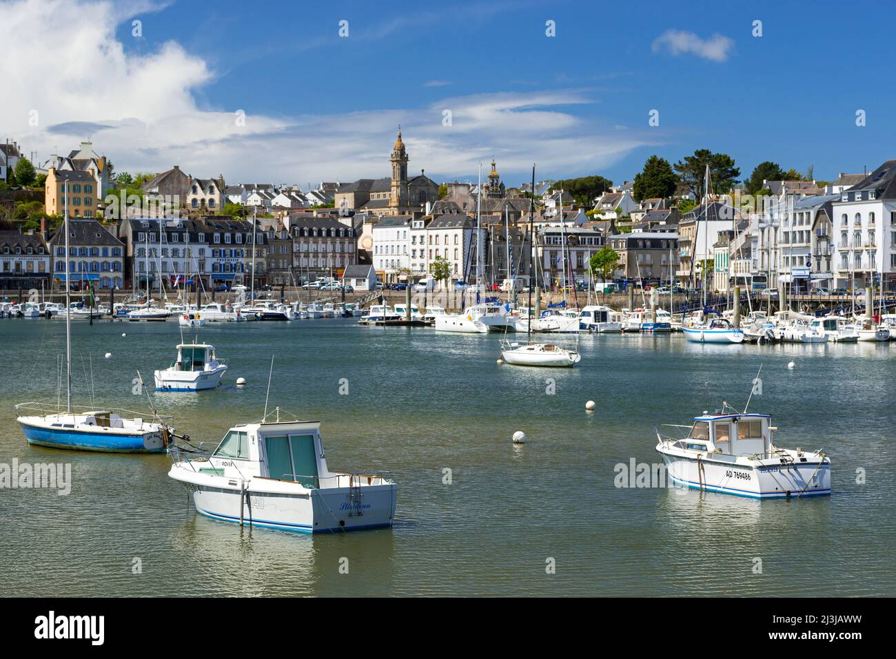 Im Hafen von Audierne, Wohn- und Geschäftshäuser im Hafenviertel, Frankreich, Bretagne, Finistère Department Stockfoto