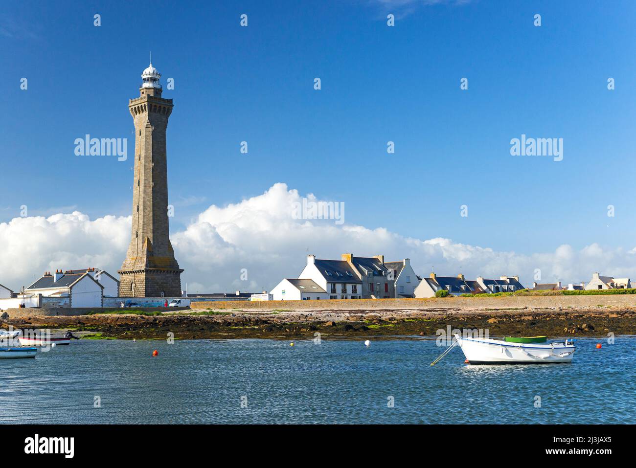 Pointe de Penmarc'h mit Eckmühl Leuchtturm, Frankreich, Bretagne, Département Finistère Stockfoto