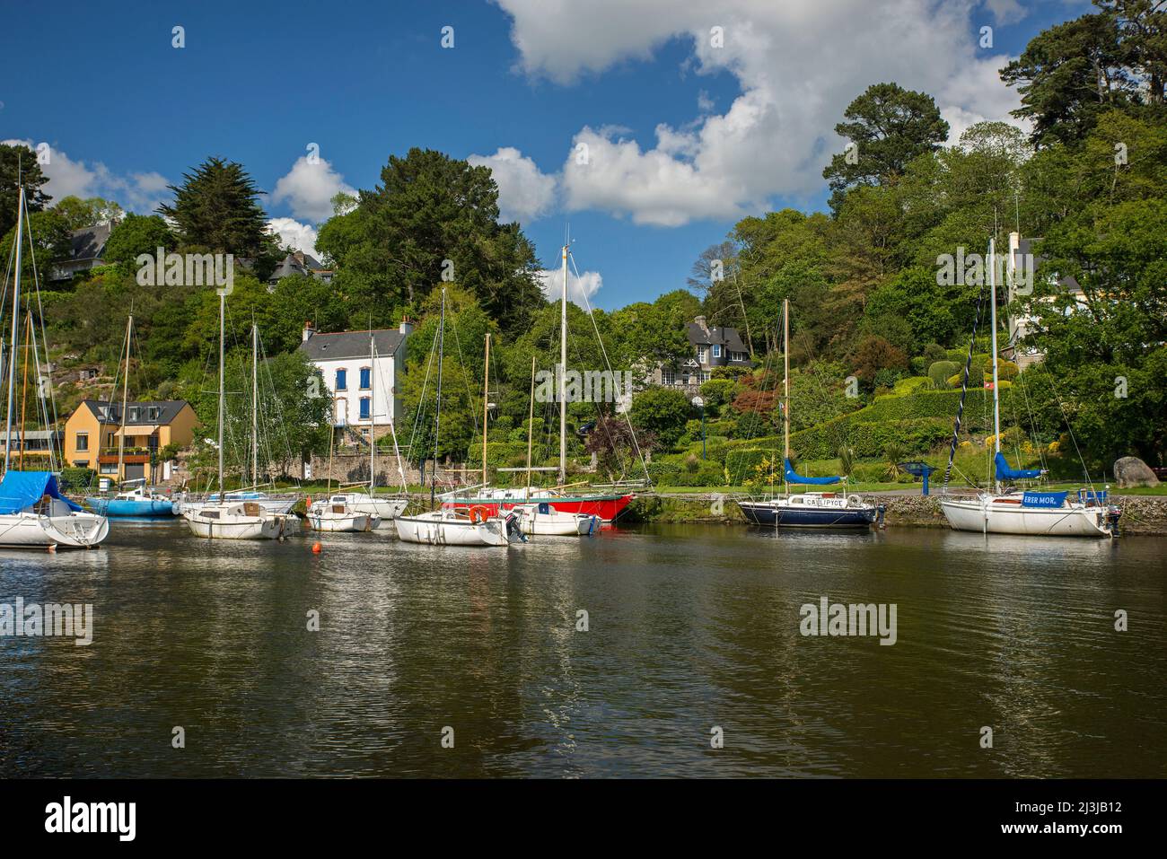 Pont-Aven im Süden von Finistère, Boote und Häuser auf dem Fluss Aven, Frankreich, Bretagne, Departement Finistère Stockfoto