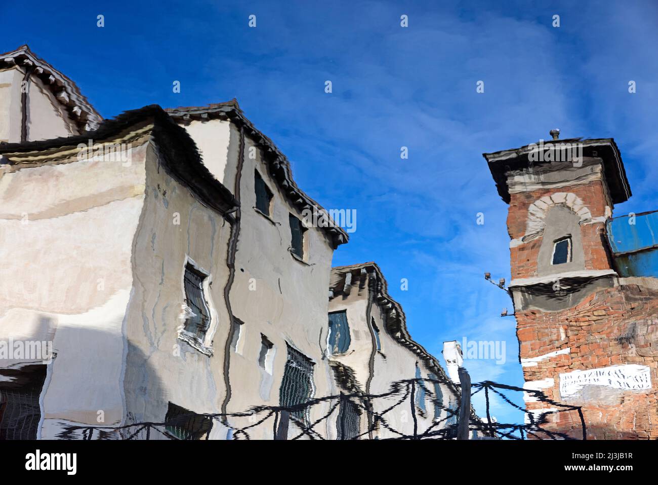 Hausfassaden spiegeln sich im Wasser, Italien, Venetien, Venedig Stockfoto