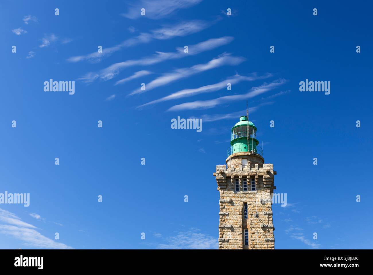 Leuchtturm von Cap Fréhel vor blauem Himmel, Frankreich, Bretagne, Departement Côtes d'Armor, Côte d'Émeraude (Smaragdküste) Stockfoto