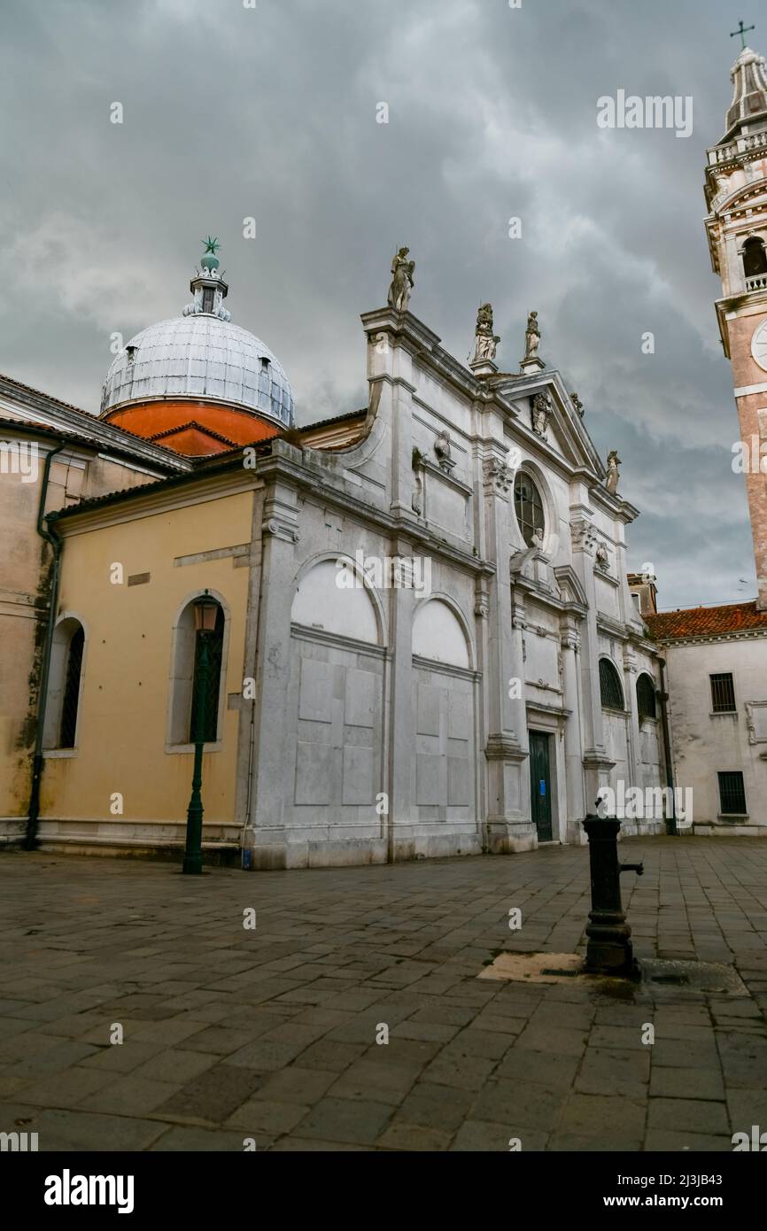 Campo und Chiesa Parrocchia di Santa Maria Formosa vor bewölktem Hintergrund in Venedig, Italien. Stockfoto