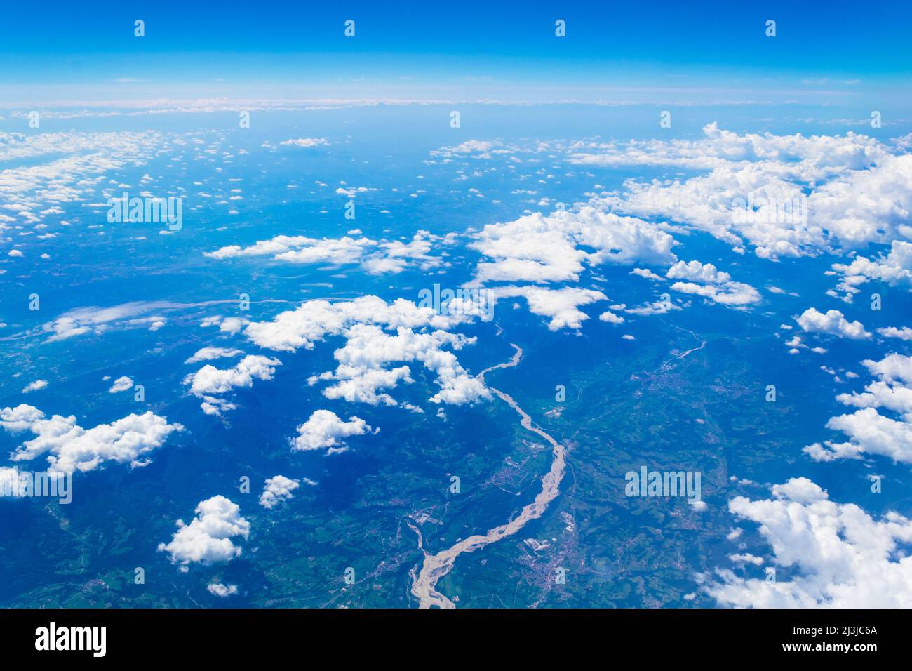 Luftaufnahme der Provinz Udine mit dem Fluss Tagliamento, einem geflochtenen Fluss im Nordosten Italiens, der von den Alpen bis zur Adria fließt Stockfoto