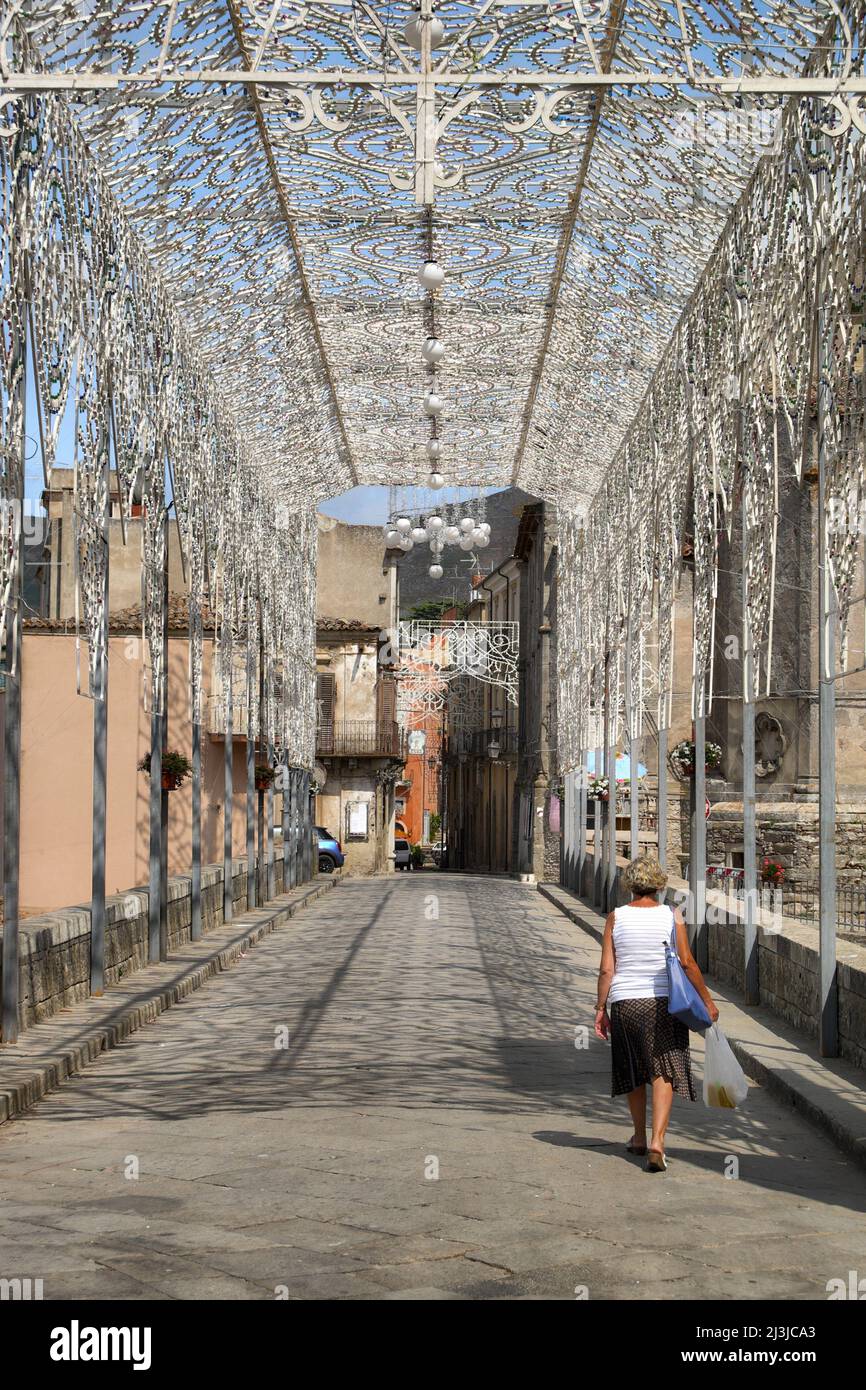 Festliche Lichter für das Fest der Himmelfahrt der Jungfrau Maria in Novara Di Sicilia Mountain Village, Sizilien Stockfoto