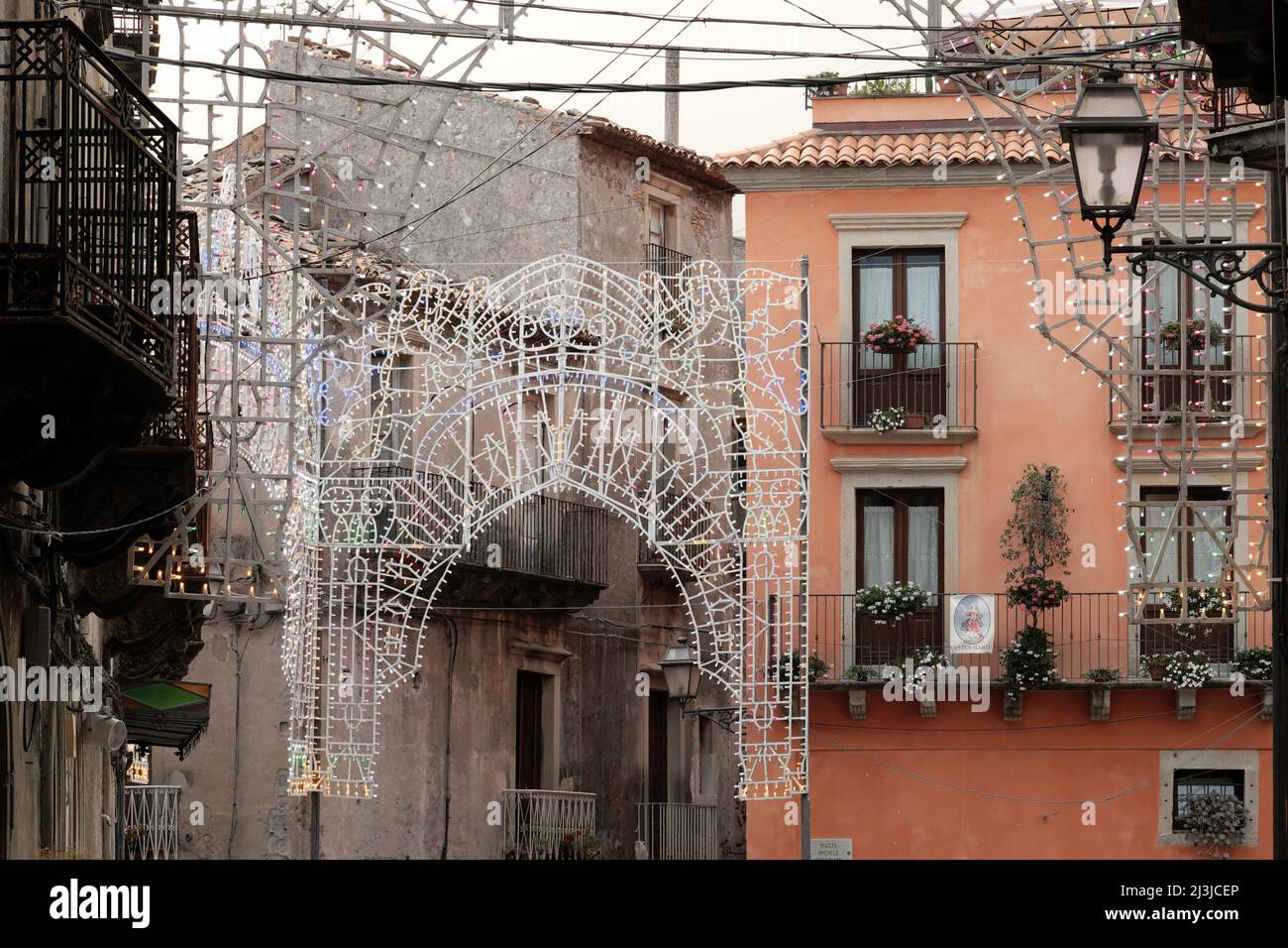 Festliche Lichter für das Fest der Himmelfahrt der Jungfrau Maria in Novara Di Sicilia Mountain Village, Sizilien Stockfoto