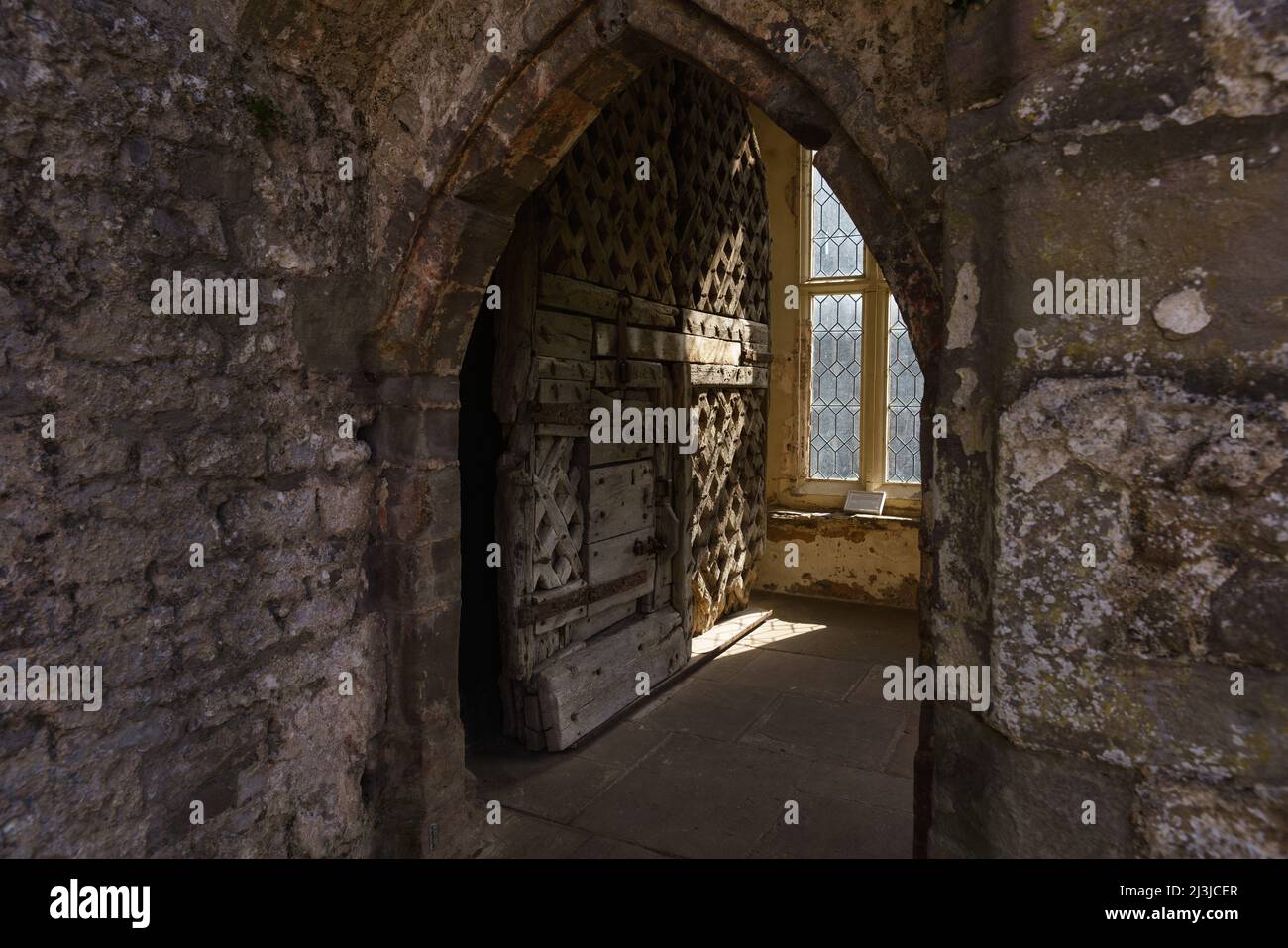 Schloss Chepstow, das die Holztüren zeigt, gilt als das älteste in Europa. Stockfoto