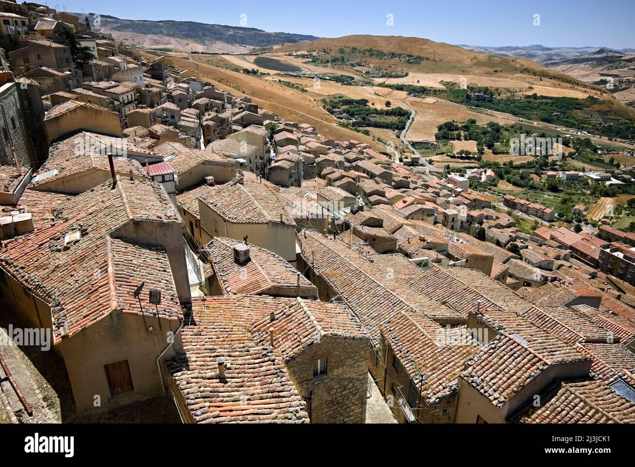 Terrakotta-geflieste Ansicht des Dachs in der Altstadt von Gangi, Sizilien Stockfoto