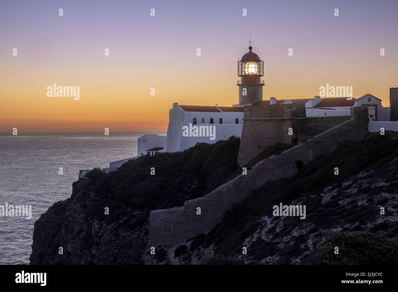 Leuchtturm am Kap von Sao Vicente am südwestlichsten Punkt des europäischen Festlandes, Costa Vicentina, Sagres, Algarve, Bezirk Faro, Portugal Stockfoto