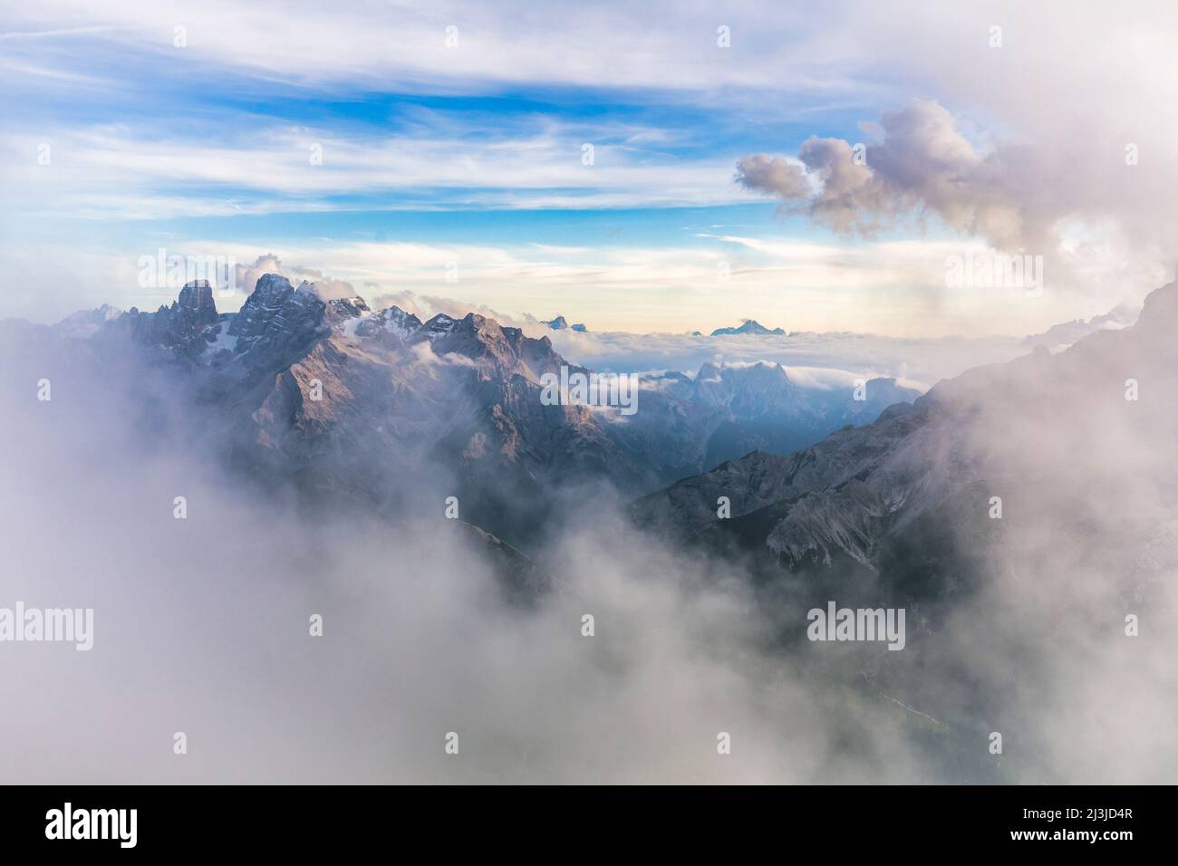 Europa, Italien, Südtirol - Südtirol, Blick auf die Cristallo-Gruppe und in der Ferne Monte Pelmo und Monte Civetta vom Gipfel des Picco di Vallandro / Dürrenstein Stockfoto