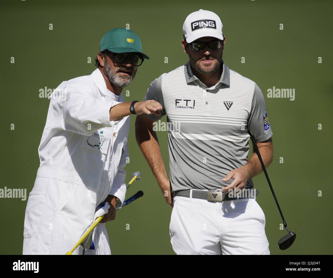 Augusta, USA. 08. April 2022. Corey Conners aus Kanada spricht am zweiten Tag des Masters-Turniers im Augusta National Golf Club in Augusta, Georgia, am Freitag, den 8. April 2022, mit seinem Caddie auf dem 7.-Loch-Platz. Foto von Bob Strong/UPI Credit: UPI/Alamy Live News Stockfoto