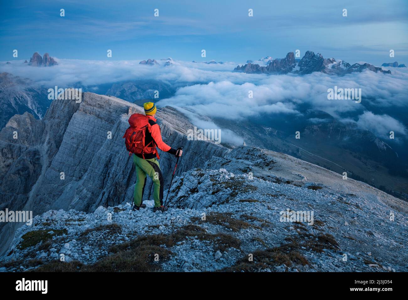 Europa, Italien, Südtirol - Südtirol, Wandern in der Abenddämmerung auf dem Gipfel des Picco di Vallandro / Dürrenstein mit Blick auf die Tre Cime di Lavaredo und den Cristallo, Dolomiten Stockfoto