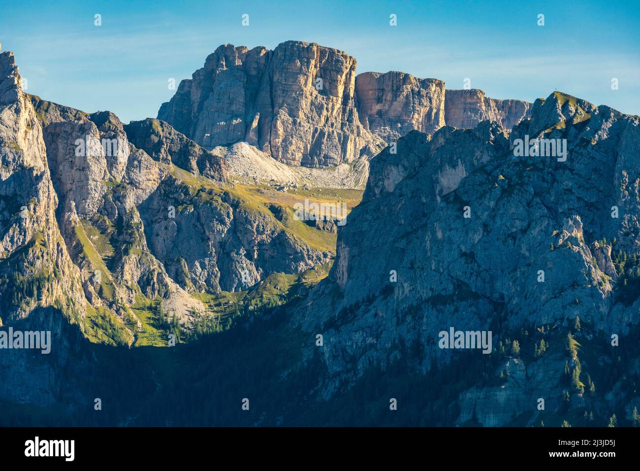 Europa, Italien, Venetien, Provinz Belluno, Lastoni di Formin von der Sonne beleuchtet und Corvo Alto im Schatten, Mondeval Plateau, Dolomiten Stockfoto