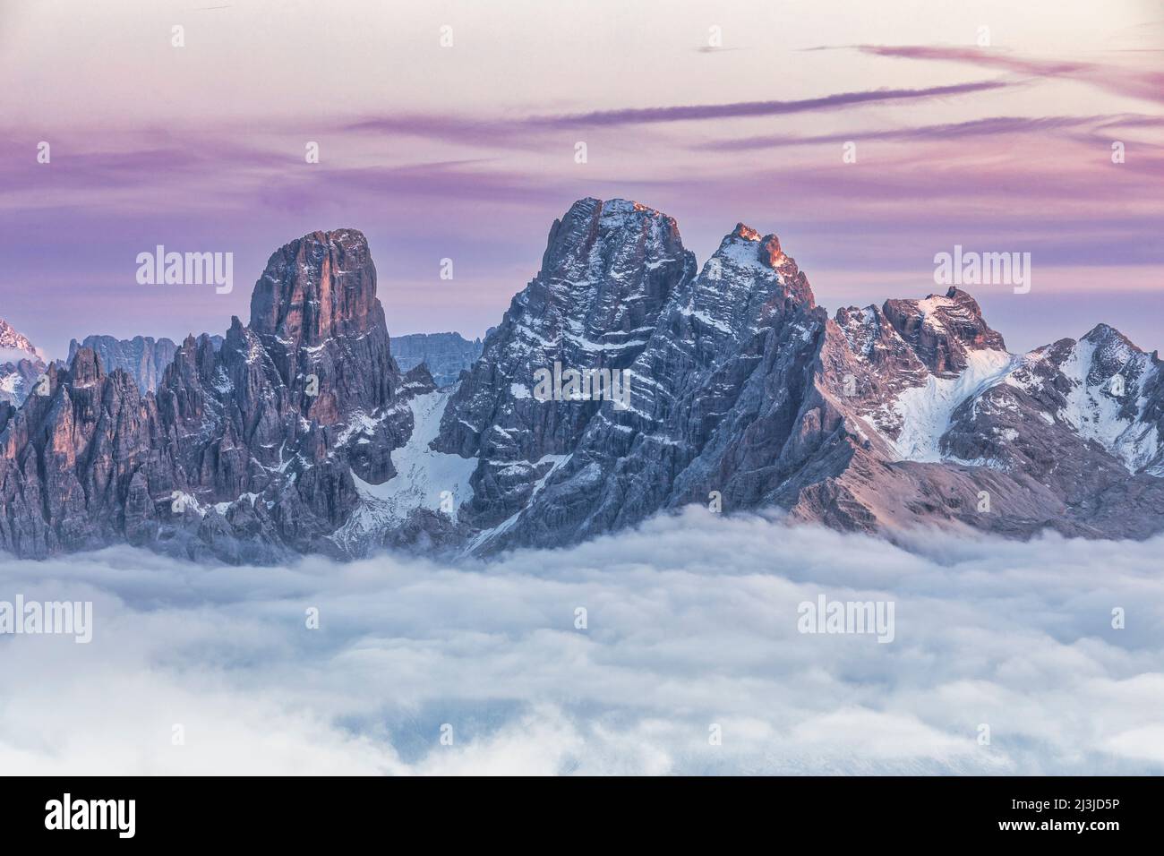 Europa, Italien, Venetien, Provinz Belluno, Cortina d'Ampezzo, Cristallo-Berggruppe, links Piz Popena und rechts der Cristallo-Monutain, Dolomiten Stockfoto