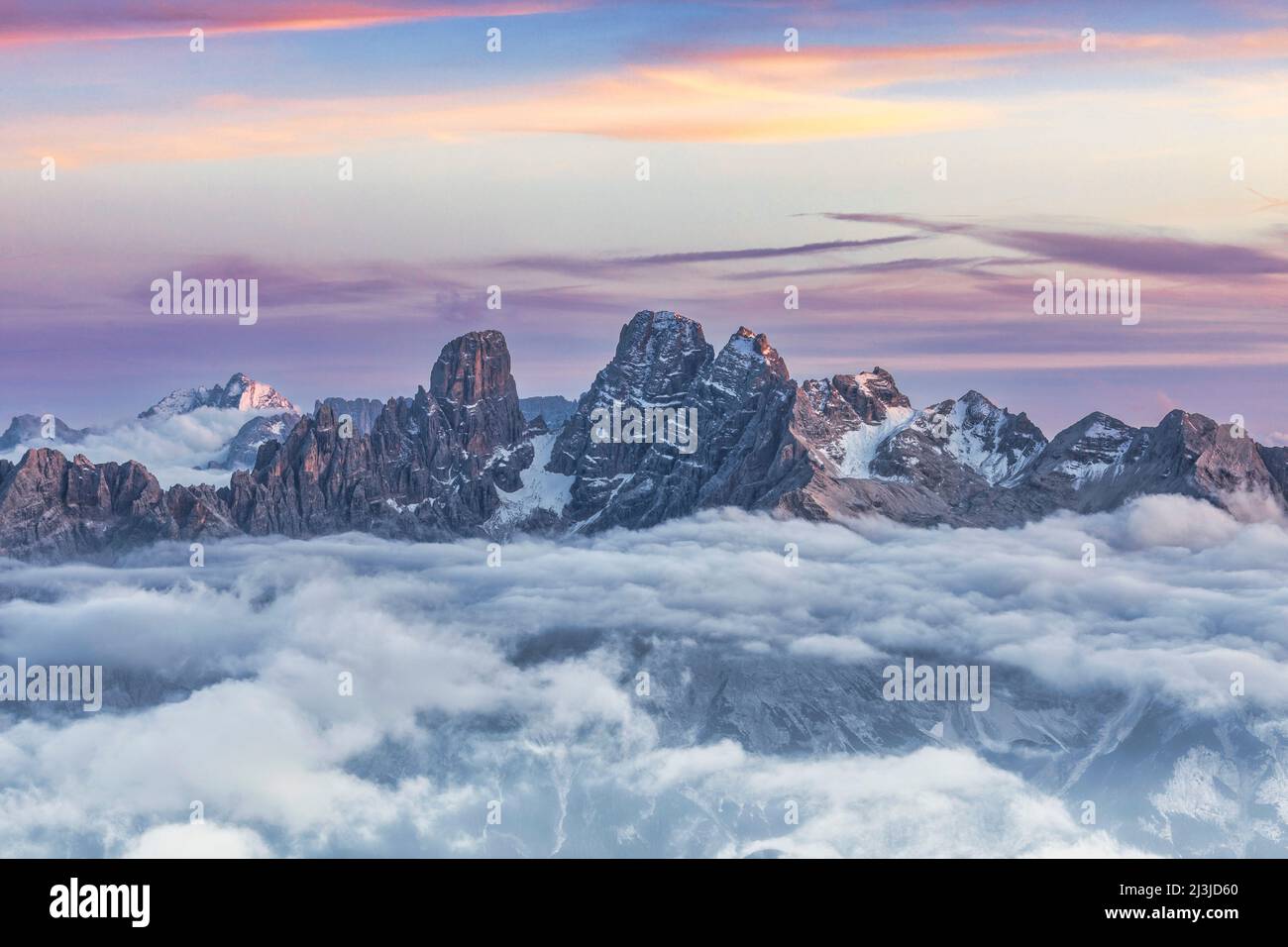 Europa, Italien, Venetien, Provinz Belluno, Cortina d'Ampezzo, Cristallo-Berggruppe, links Piz Popena und rechts der Cristallo-Monutain, Dolomiten Stockfoto