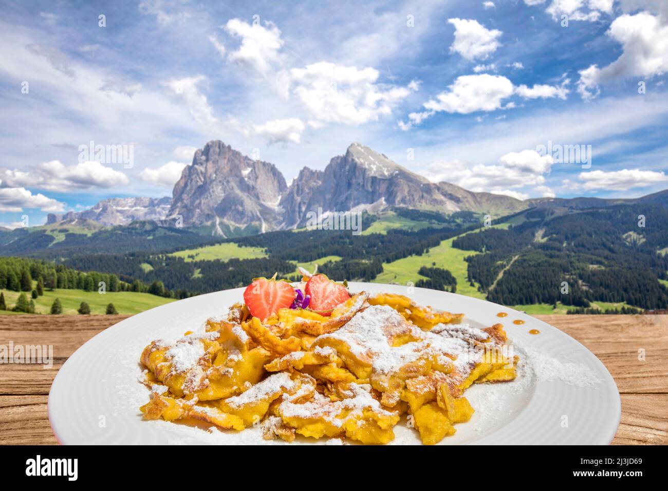 Italien, Südtirol / Südtirol, Kastelruth / Kastelruth, Seiser Alm -Kaiserschmarrn oder Kaiserschmarren, ein leicht gesüßter Pfannkuchen, typisches Dessert Südtirols Stockfoto