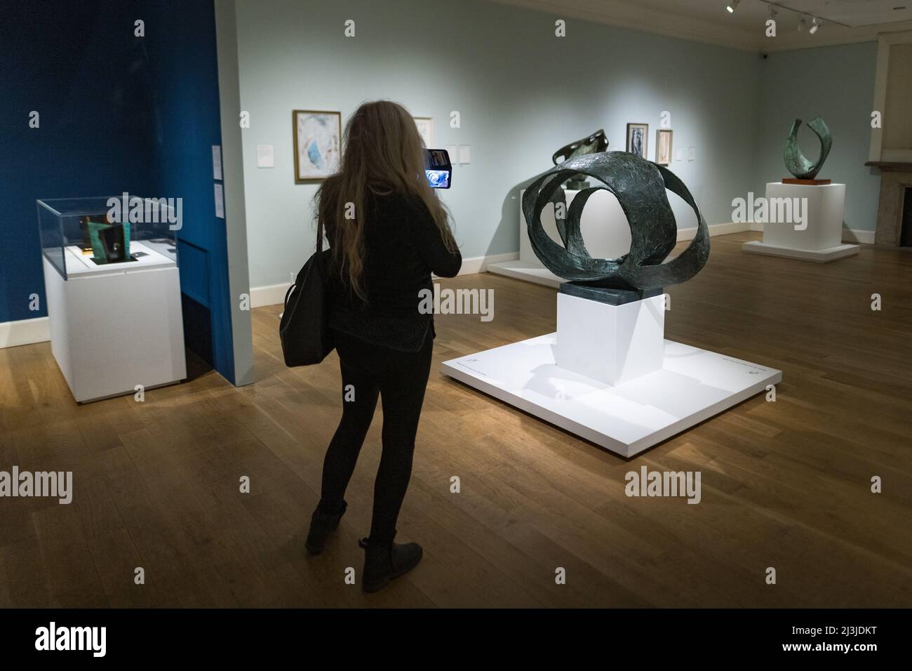 Edinburgh, Schottland. Fr, 8. April 2022. Besucher der Vorschau auf die Barbara Hepworth Art & Life-Ausstellung in der Scottish National Gallery of Modern Art. Sie umfasst die gesamte Karriere der Künstlerin und zeigt die Entwicklung ihrer Praxis, ihre Auseinandersetzung mit politischen und gesellschaftlichen Veränderungen und die Ereignisse in ihrem persönlichen Leben, die ihr Werk geprägt haben. Es umfasst mehr als 120 Werke, die aus öffentlichen und privaten Sammlungen ausgeliehen wurden, darunter renommierte Skulpturen sowie selten gesehene Zeichnungen und Gemälde. Die Ausstellung ist vom 9. April bis 2. Oktober 2022 geöffnet. Stockfoto