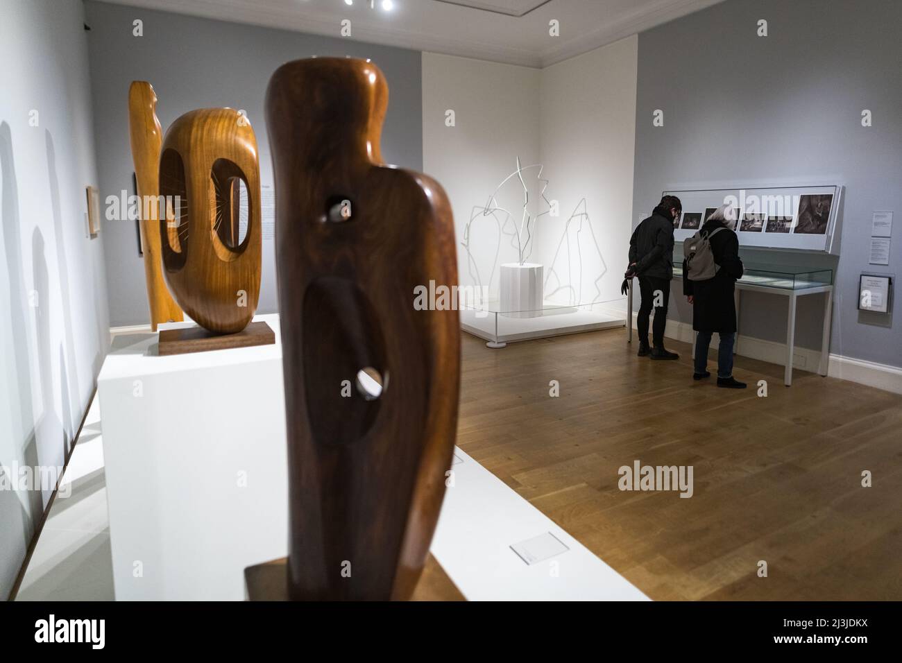 Edinburgh, Schottland. Fr, 8. April 2022. Besucher der Vorschau auf die Barbara Hepworth Art & Life-Ausstellung in der Scottish National Gallery of Modern Art. Sie umfasst die gesamte Karriere der Künstlerin und zeigt die Entwicklung ihrer Praxis, ihre Auseinandersetzung mit politischen und gesellschaftlichen Veränderungen und die Ereignisse in ihrem persönlichen Leben, die ihr Werk geprägt haben. Es umfasst mehr als 120 Werke, die aus öffentlichen und privaten Sammlungen ausgeliehen wurden, darunter renommierte Skulpturen sowie selten gesehene Zeichnungen und Gemälde. Die Ausstellung ist vom 9. April bis 2. Oktober 2022 geöffnet. Stockfoto