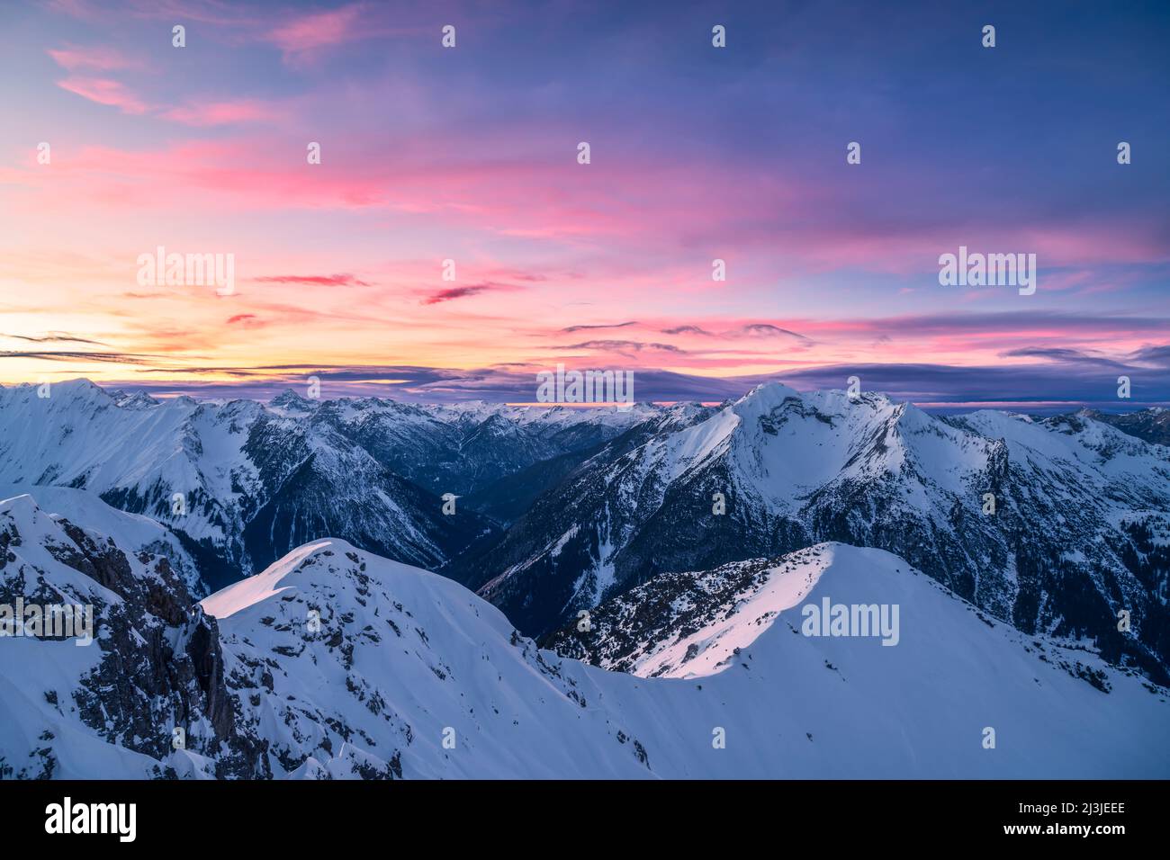 Farbenfrohe Abenddämmerung im Winter in den Lechtaler Alpen bei Namlos, Blick von der Engelspitze auf die Knittelkarspitze und das Namlostal, Tiroler Zugspitzarena, Österreich, Europa Stockfoto