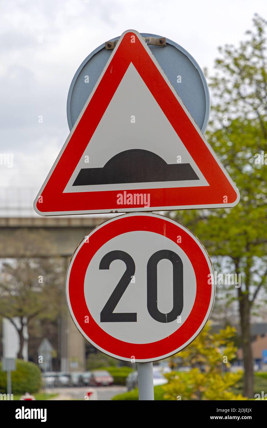 Speed Bump Ahead Mit Twenty Limit Safety Traffic Sign Stockfoto