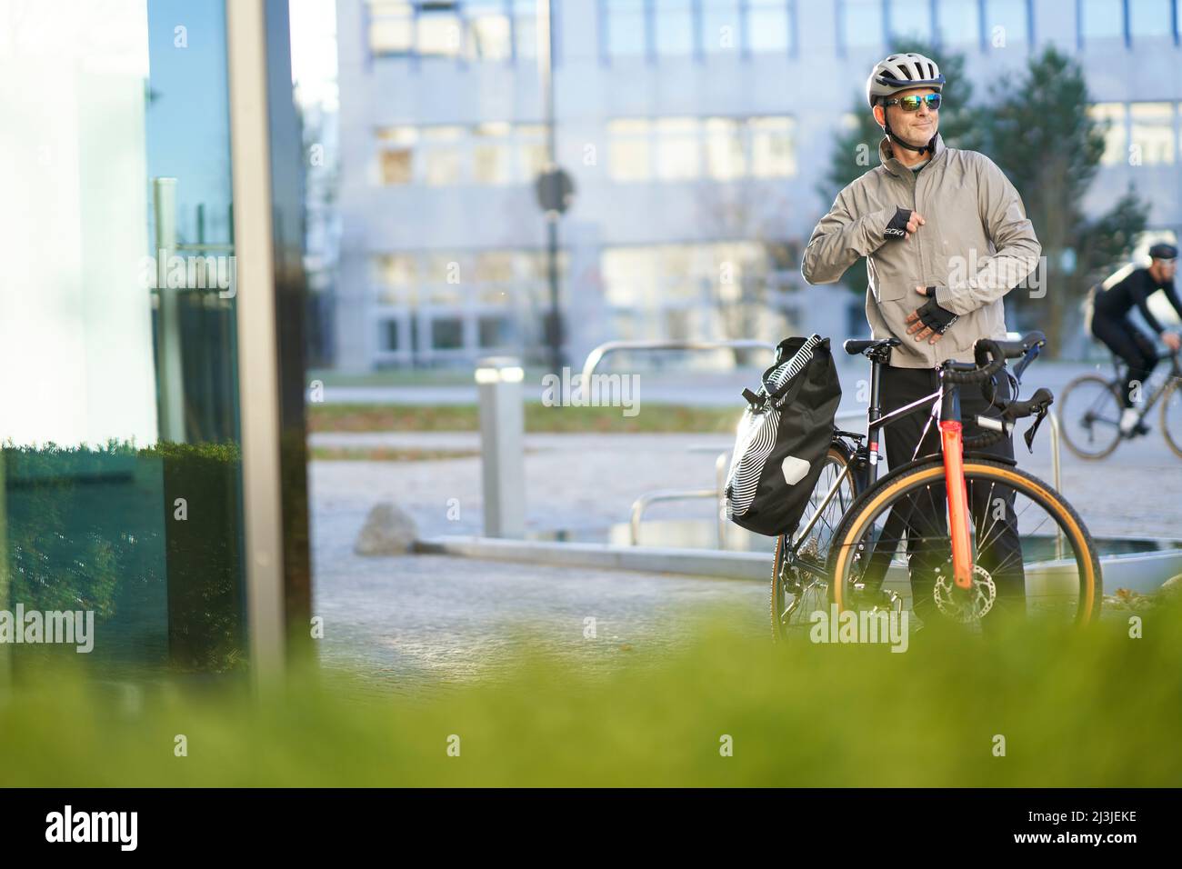 Mann mittleren Alters auf Rennrad, Pendler, Urban, München, Deutschland Stockfoto