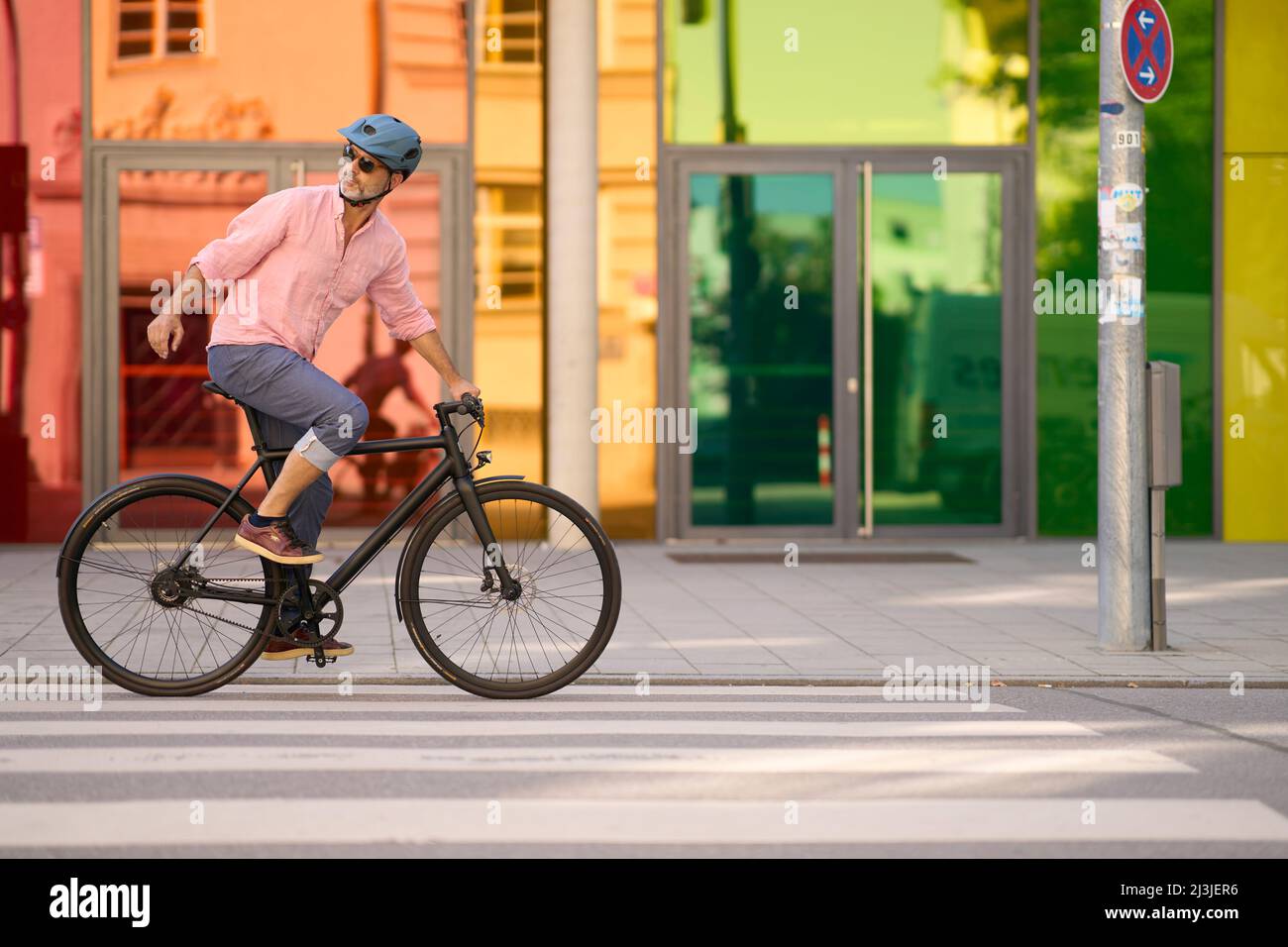 Mann mittleren Alters auf dem Fahrrad, Stadt, München, Deutschland Stockfoto