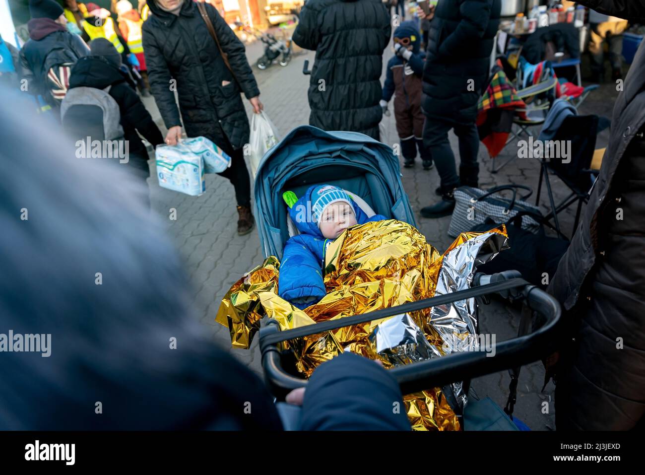 Medyka, Polen - 17. März 2022: Flüchtlinge aus der Ukraine kommen am ukrainisch-polnischen Grenzübergang in Medyka an. Menschen, die vor dem Krieg in der Ukraine fliehen Stockfoto