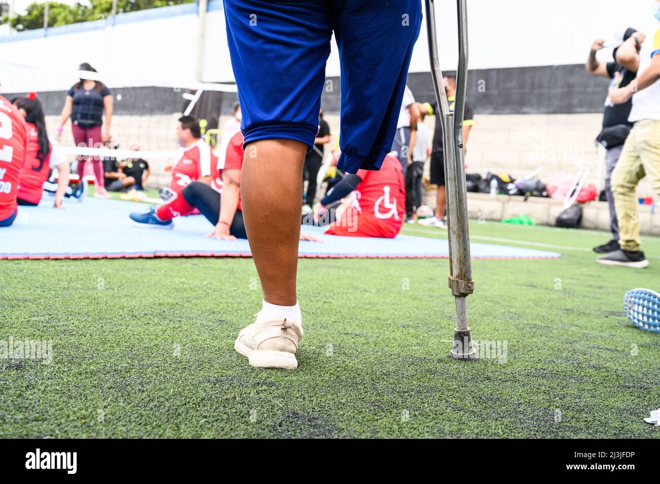 Behinderter Mann mit einem Bein auf Krücken, der ein Spiel beobachtet Stockfoto