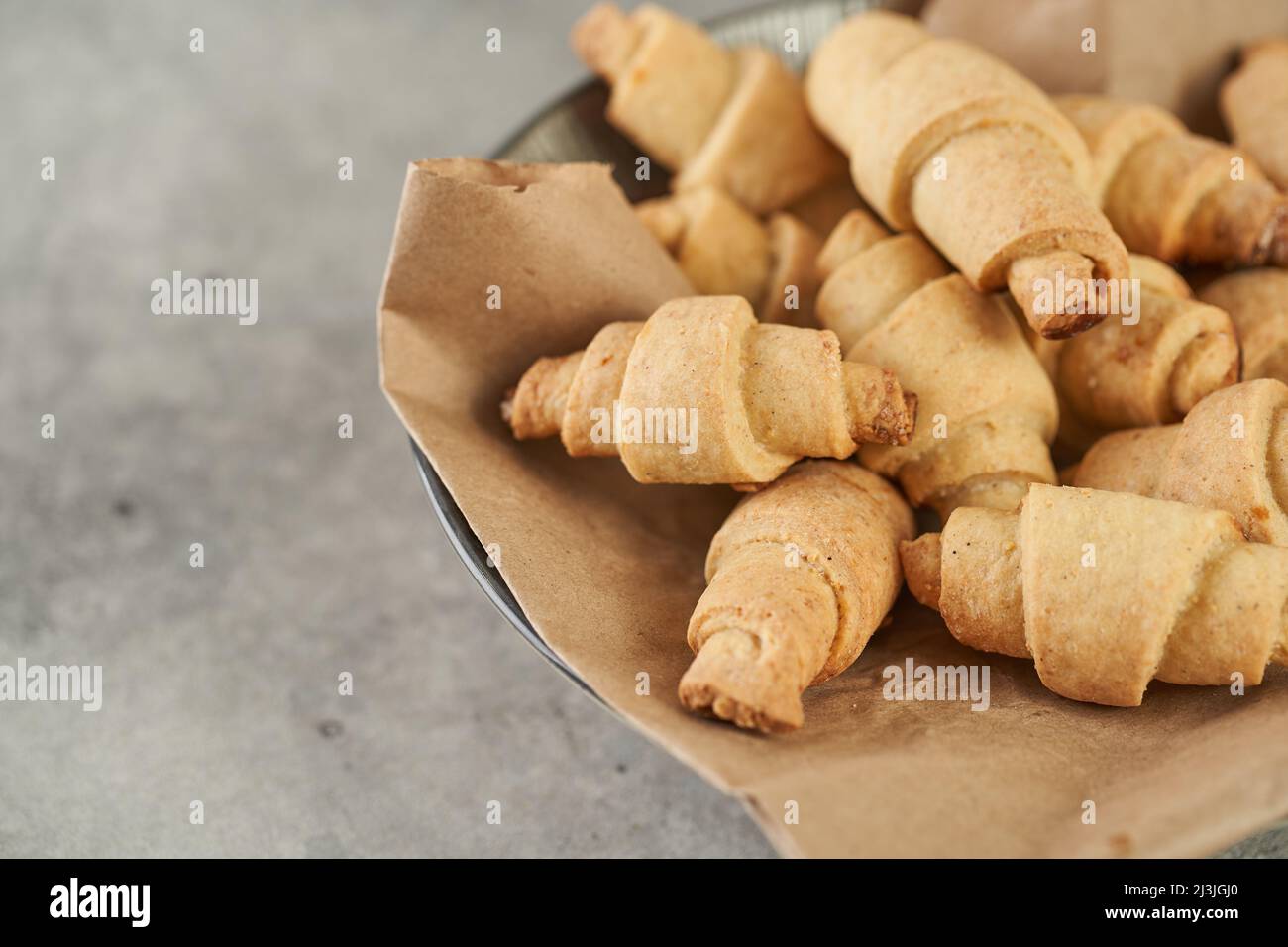 Russisches slawisches traditionelles Gebäck, Roguelikes genannt. Bagels mit Kuchen. Knusprige Croissants. Essen auf grauem Hintergrund Stockfoto