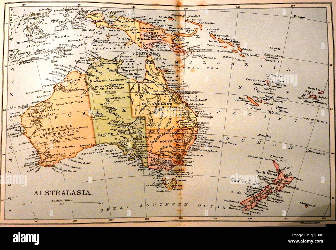 Eine farbige Karte von Australasien (Australien, Neuseeland, Neuguinea und Inseln) aus dem späten 19.. Jahrhundert vor der Gründung der Stadt Alice Springs und vor der Gründung des Northern Territory als separater Staat. Die Karte zeigt Flüsse, Eisenbahnen und Entfernungen in englischen Meilen Stockfoto