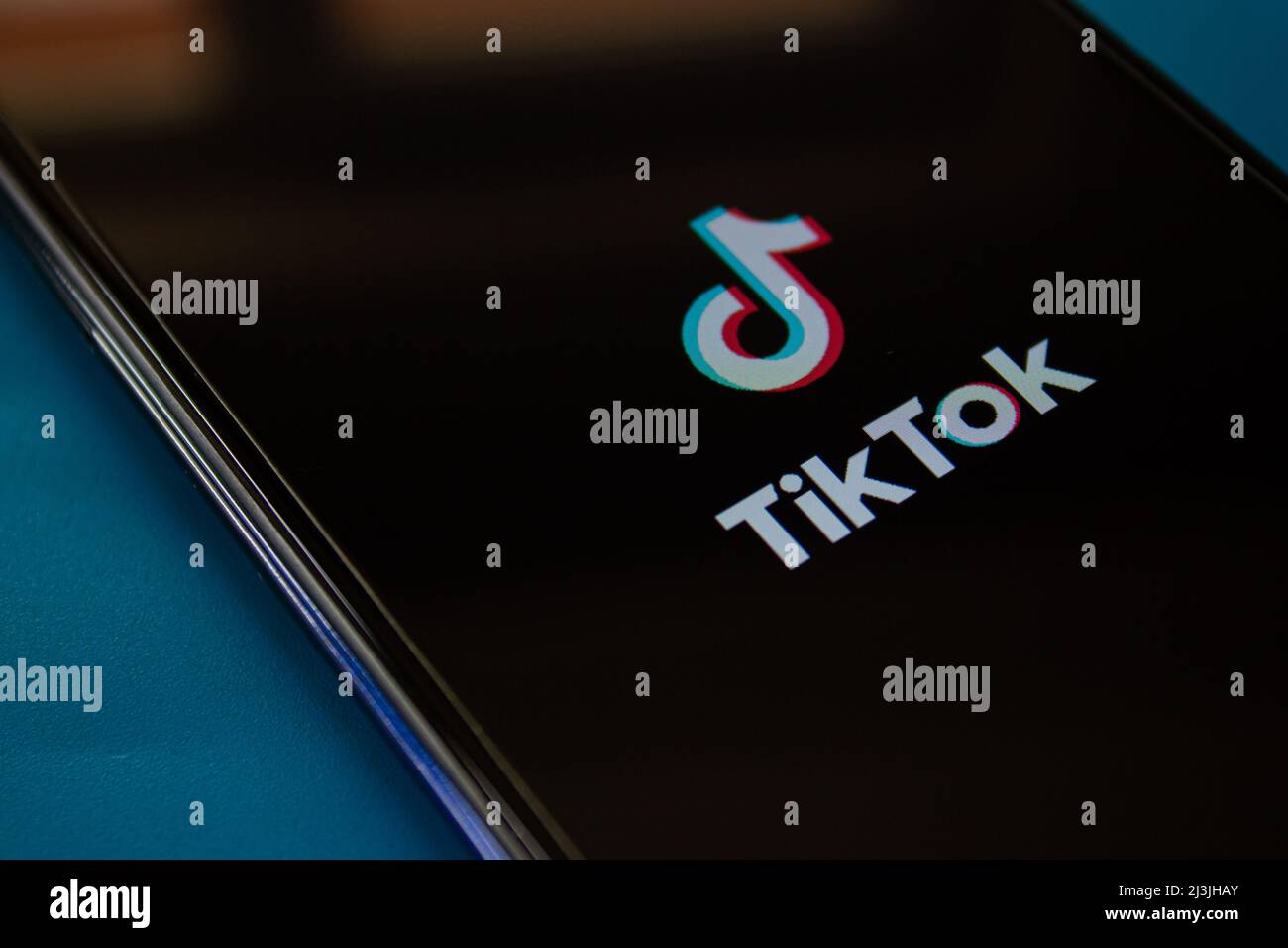 Logo der mobilen TikTok-App auf dem Smartphone-Bildschirm. Beliebte Social-Media-Anwendung TikTok. Afyonkarahisar, Türkei - 8. April 2022. Stockfoto