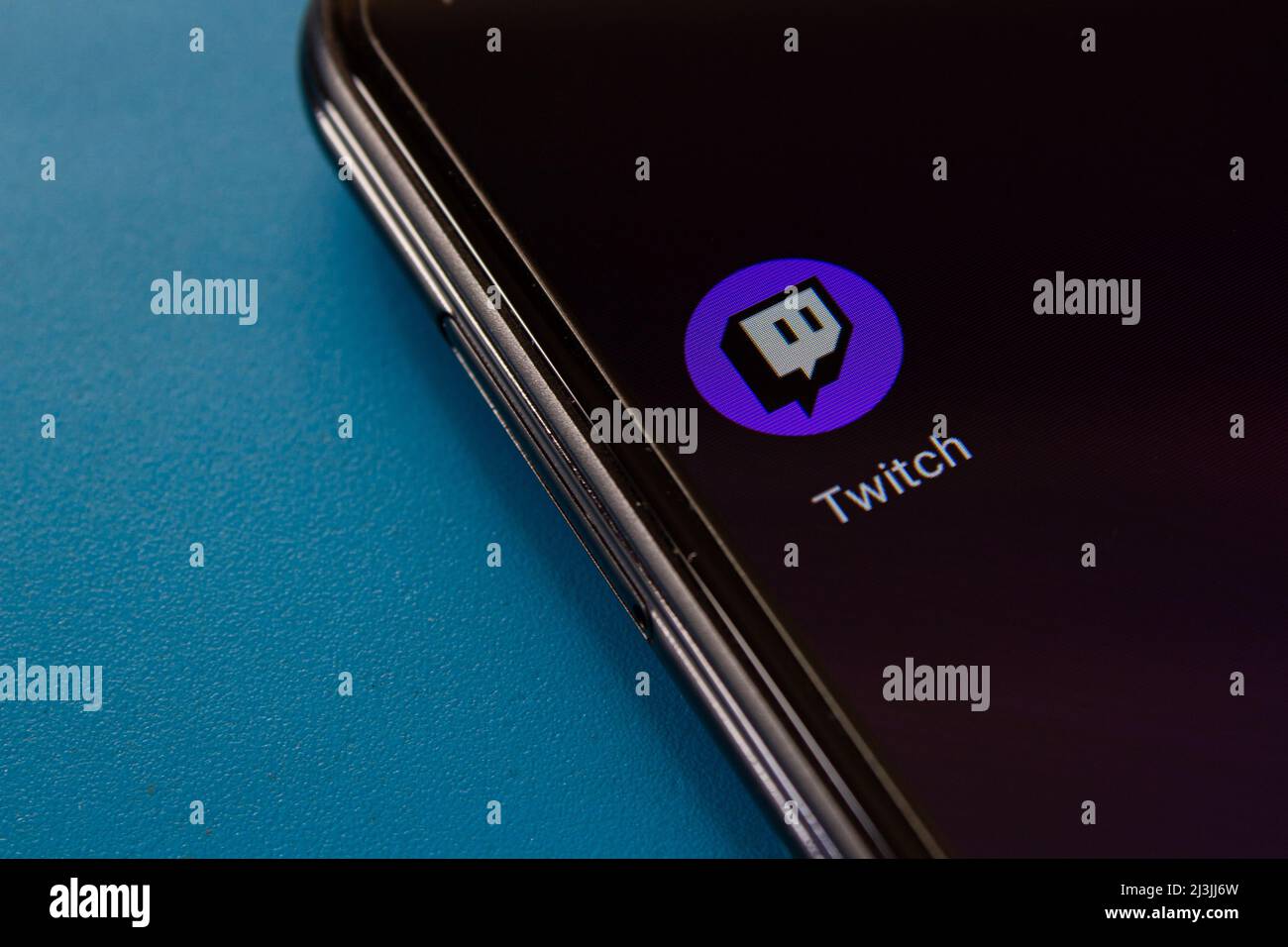Symbol für die Twitch-App auf dem Smartphone-Bildschirm. Beliebte Social-Media-Anwendung Twitch. Afyonkarahisar, Türkei - 8. April 2022. Stockfoto