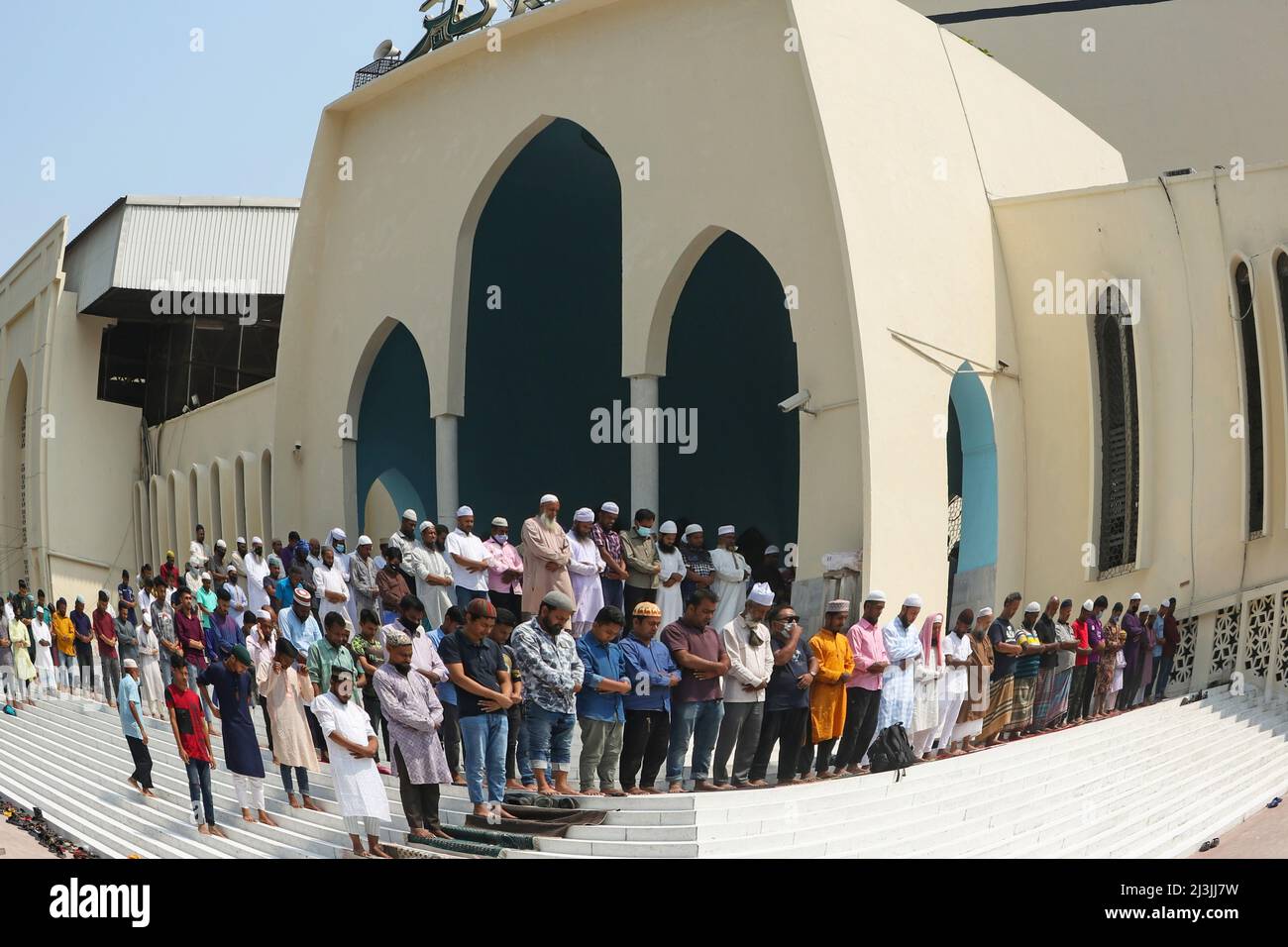 Nicht exklusiv: DHAKA, BANGLADESCH - 8. APRIL 2022: Muslimische Anhänger bieten Jummah-Gebete während des heiligen Monats Ramadan außerhalb des Baitul Mukarram an Stockfoto