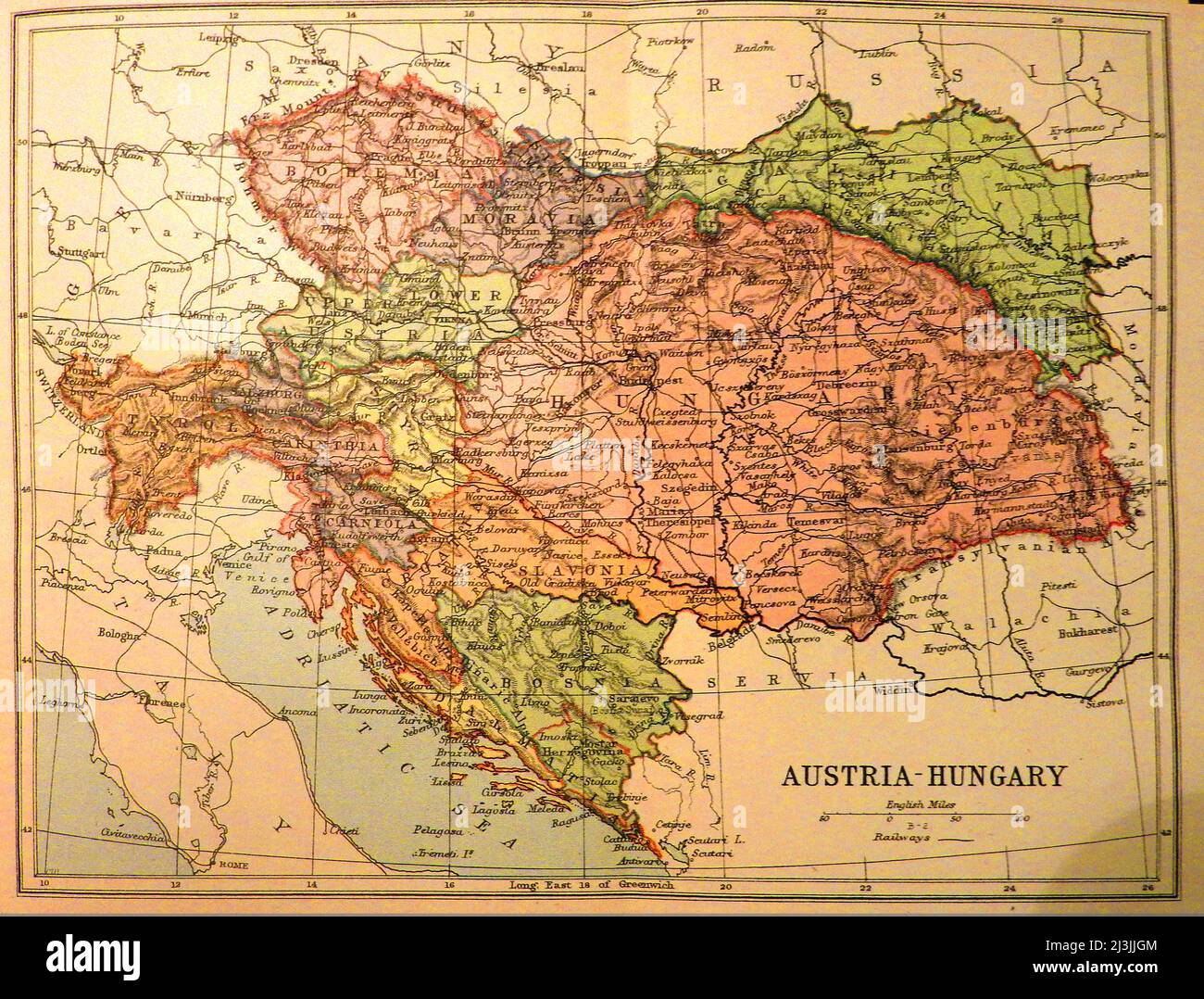 Eine kolorierte Landkarte von Österreich - Ungarn aus dem späten 19.. Jahrhundert mit Eisenbahnen, Grenzen und Entfernungen in englischen Meilen --- eine kolorierte Karte von Österreich - Ungarn aus dem späten 19. Jahrhundert ---- Ausztria - Magyarország 19. Század végi színes térképe. Stockfoto