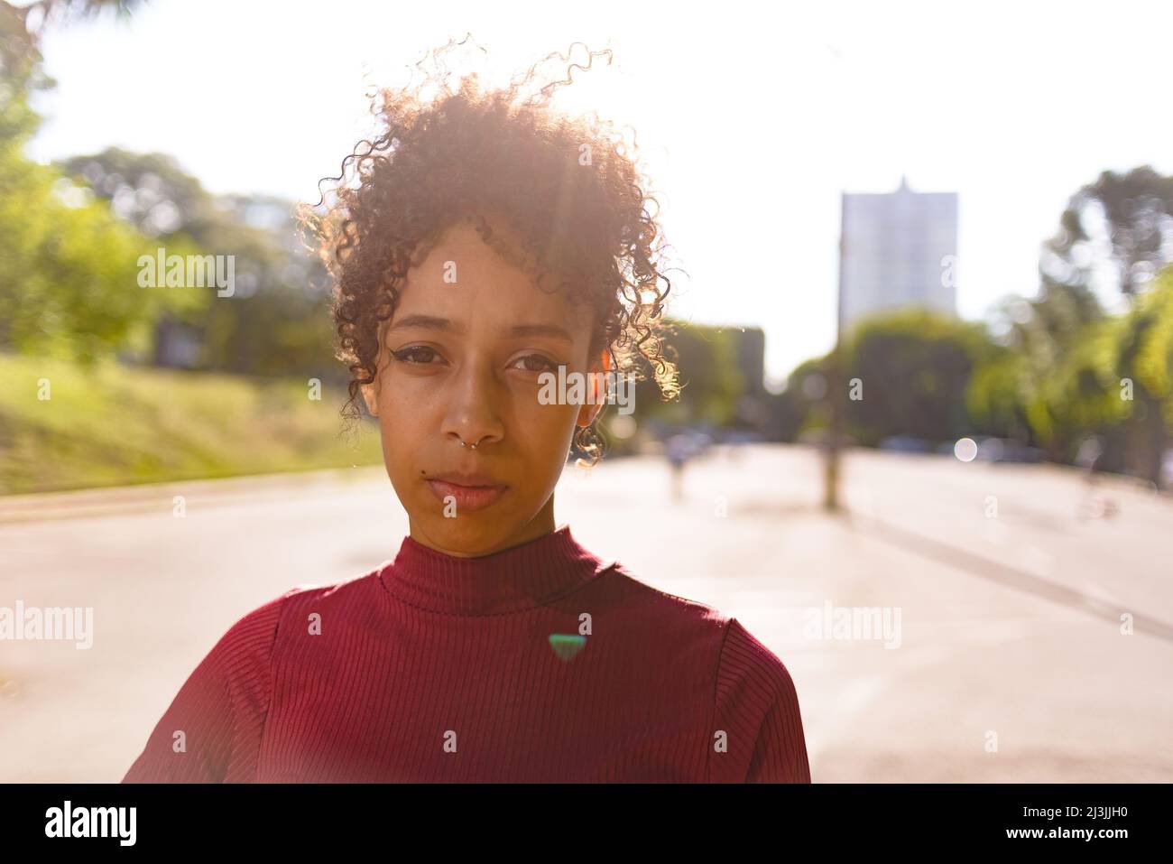 Afroamerikanische junge Frau porträtiert im Freien in einer urbanen Landschaft Stockfoto