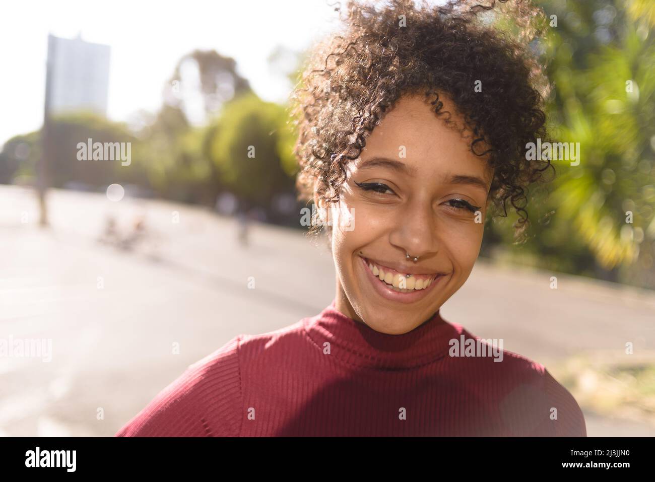 Afroamerikanische junge Frau porträtiert im Freien in einer urbanen Landschaft Stockfoto