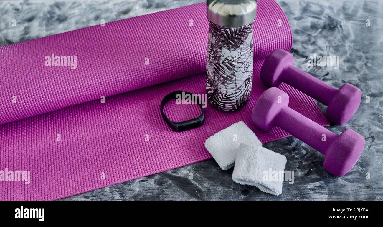 Ja, ich liebe Rosa. Hochwinkelige Aufnahme von Boxsport-Basics auf einem grauen Hintergrund innerhalb eines Studios. Stockfoto