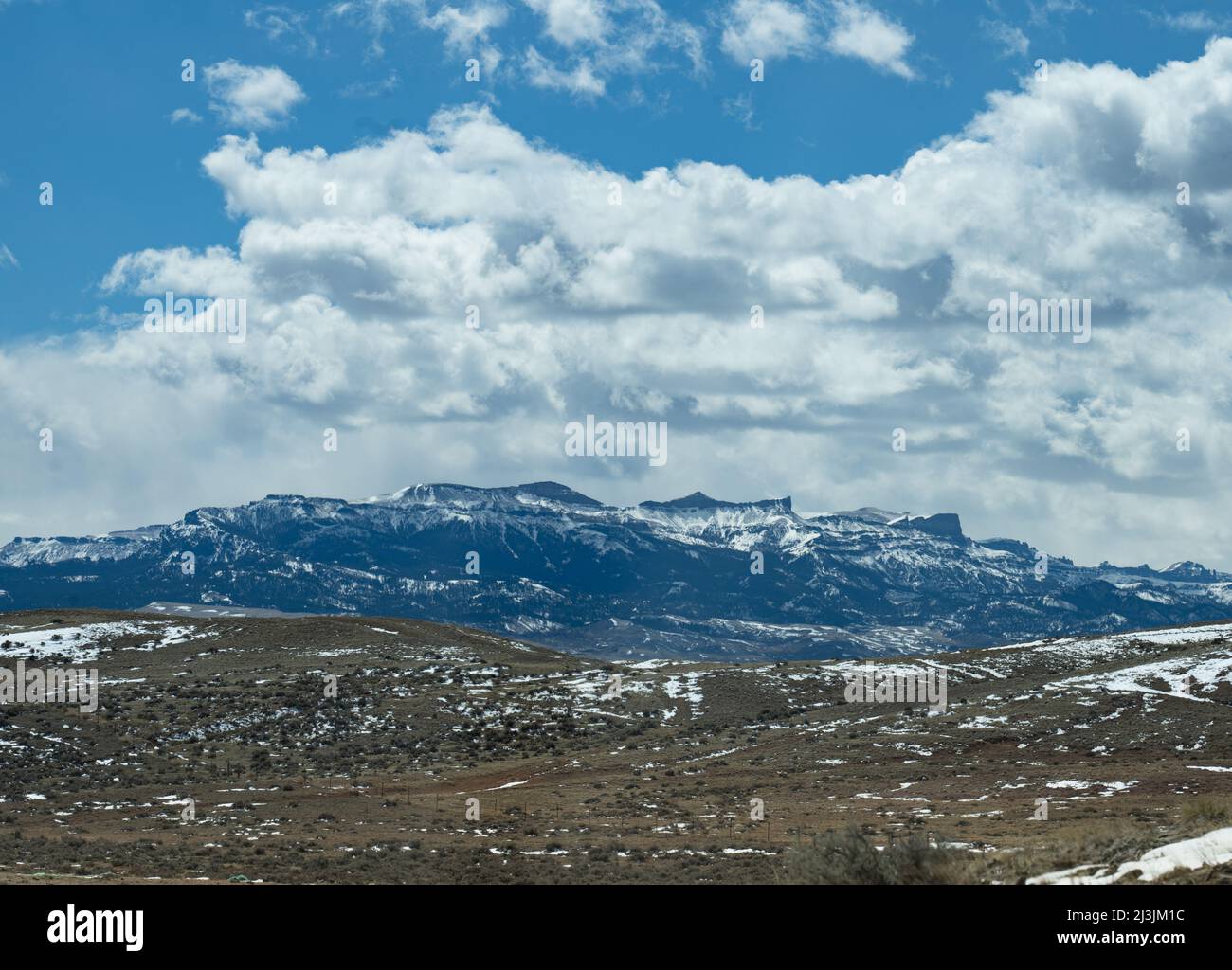 April im Absaroka Mountain Range. Dies ist die östliche Seite der Rocky Mountains, aufgenommen von Cody, Wyoming, mit einem Weitwinkelobjektiv. Yellowstone-Gebiet. Stockfoto