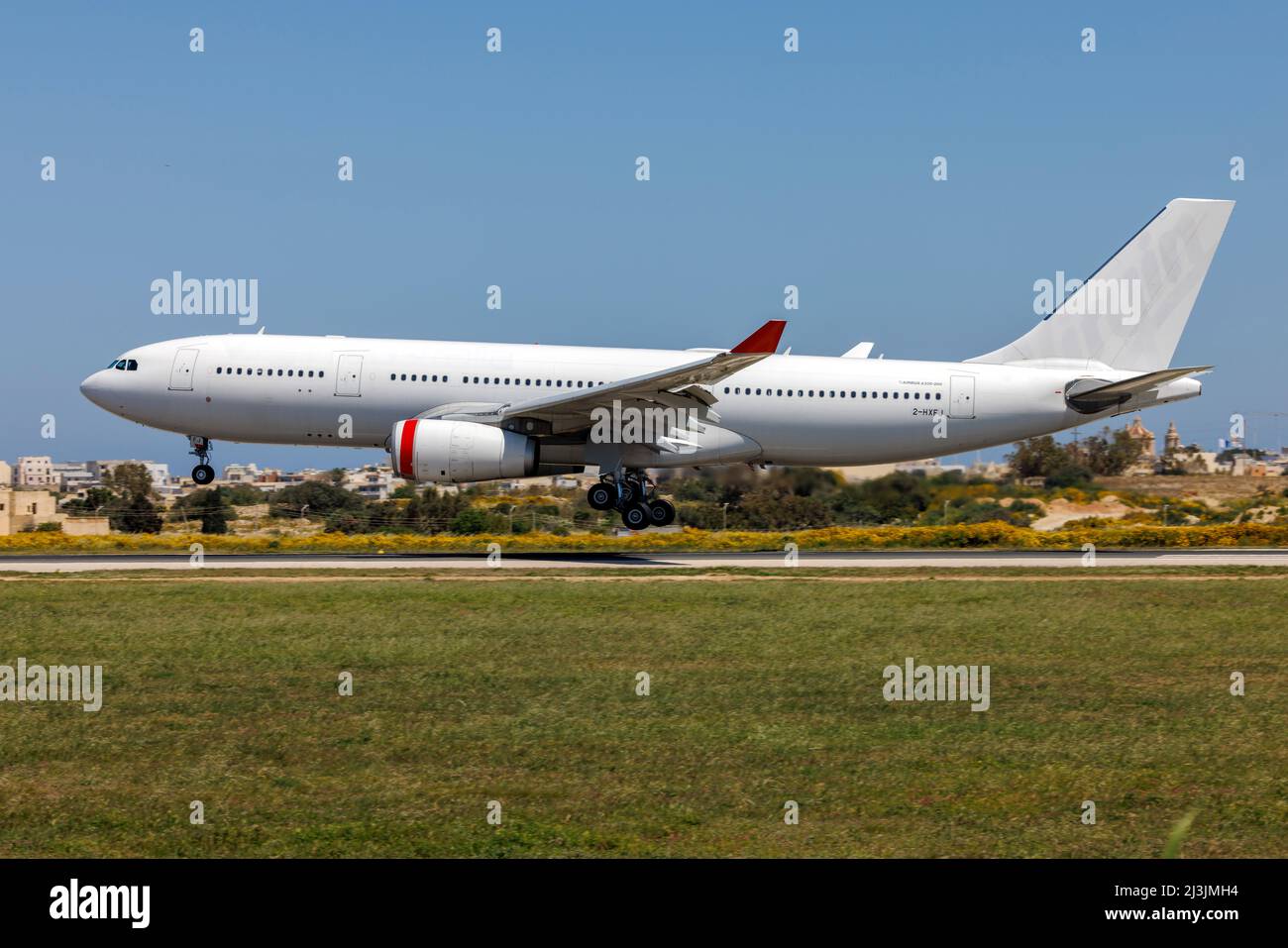 Ex Virgin Australia Airbus A330-243 (REG: 2-HXFJ), der in Malta anreist, um eine ACM-Anlage zur Lackierung zu erhalten. Stockfoto