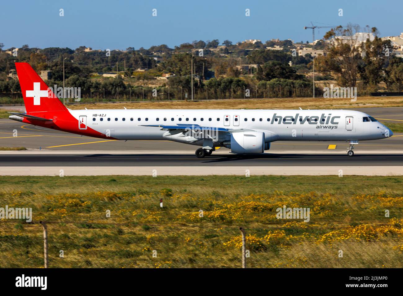 Helvetic Airways Embraer 195 E2 Std (ERJ-190-400STD) (REG: HB-AZJ) führt Start- und Landebahn 31 durch. Stockfoto