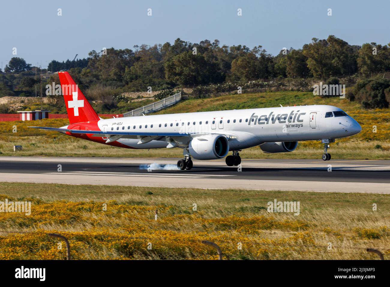 Helvetic Airways Embraer 195 E2 Std (ERJ-190-400STD) (REG: HB-AZJ) führt Start- und Landebahn 31 durch. Stockfoto