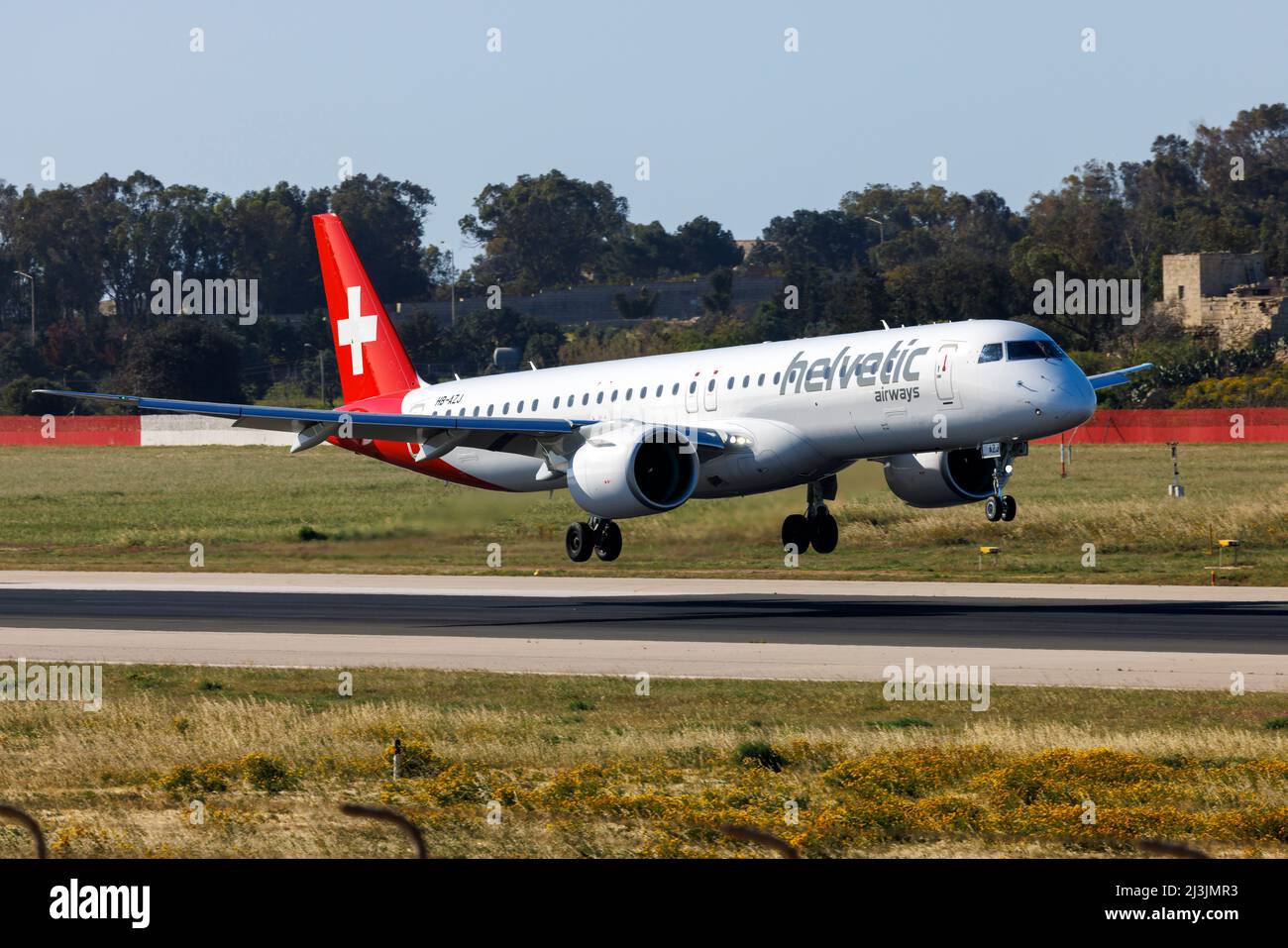 Helvetic Airways Embraer 195 E2 Std (ERJ-190-400STD) (REG: HB-AZJ) führt Start- und Landebahn 31 durch. Stockfoto
