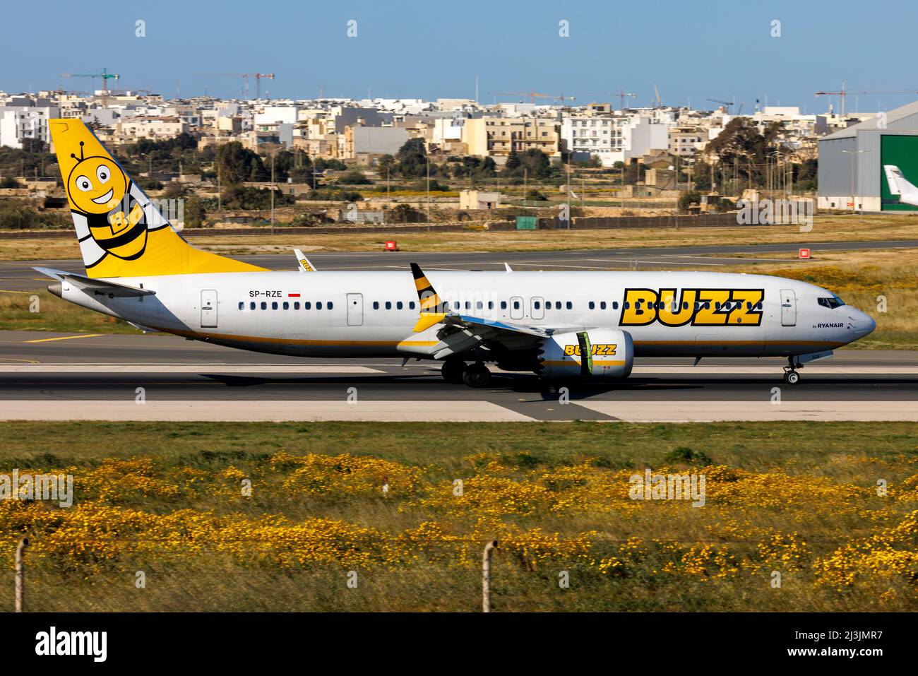 Buzz (Ryanair) Boeing 737-8 MAX 200 (REG: SP-RZE) über den Rückflug aus Krakau, Polen. Stockfoto