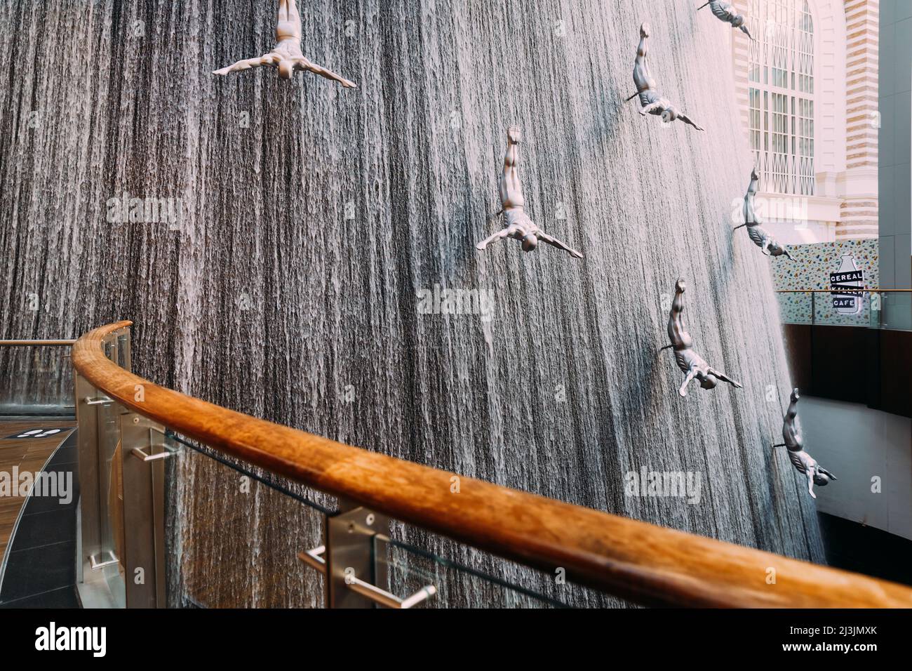 Dubai, VAE, Vereinigte Arabische Emirate - 22. Mai 2021: Blick auf den Wasserfall mit Figuren von Tauchern in der Dubai Mall. Brunnen im Einkaufszentrum Pearl in Dubai Stockfoto