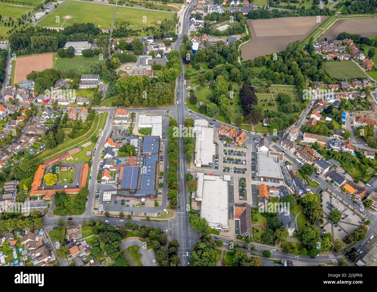 Luftaufnahme, Nahversorgungszentrum mit Rewe, Edeka und Aldi-Supermarkt in der Dortmunder Straße in Herringen, Hamm, Ruhrgebiet, Nordrhein-Westfalen, Deutschland Stockfoto