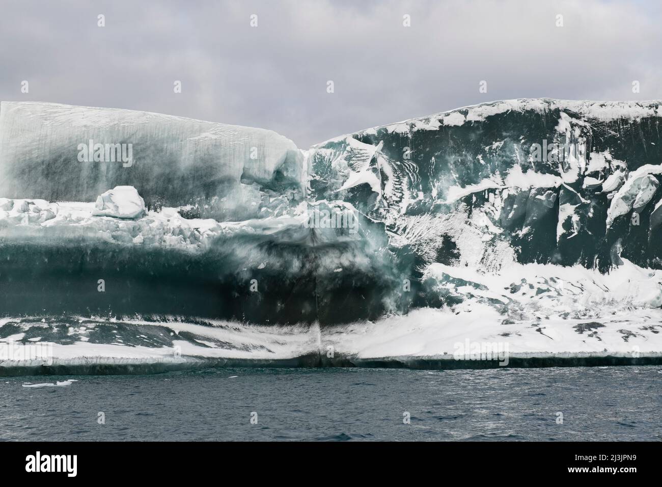 Antarktis, Südsee, Südliche Orkney-Inseln, Iceberg Bay. Seltener grüner Eisberg, wissenschaftlicher Begriff „Jadeeis“ vor der Küste der Krönungsinsel. Stockfoto