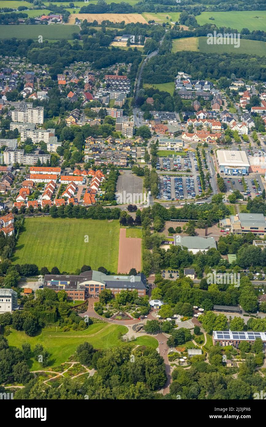 Luftaufnahme, grüner Korridor Werries mit Freier-vom-Stein Gymnasium Hamm, Westpress Arena und Eissportarena sowie Eintritt zum Maximilianpark Stockfoto
