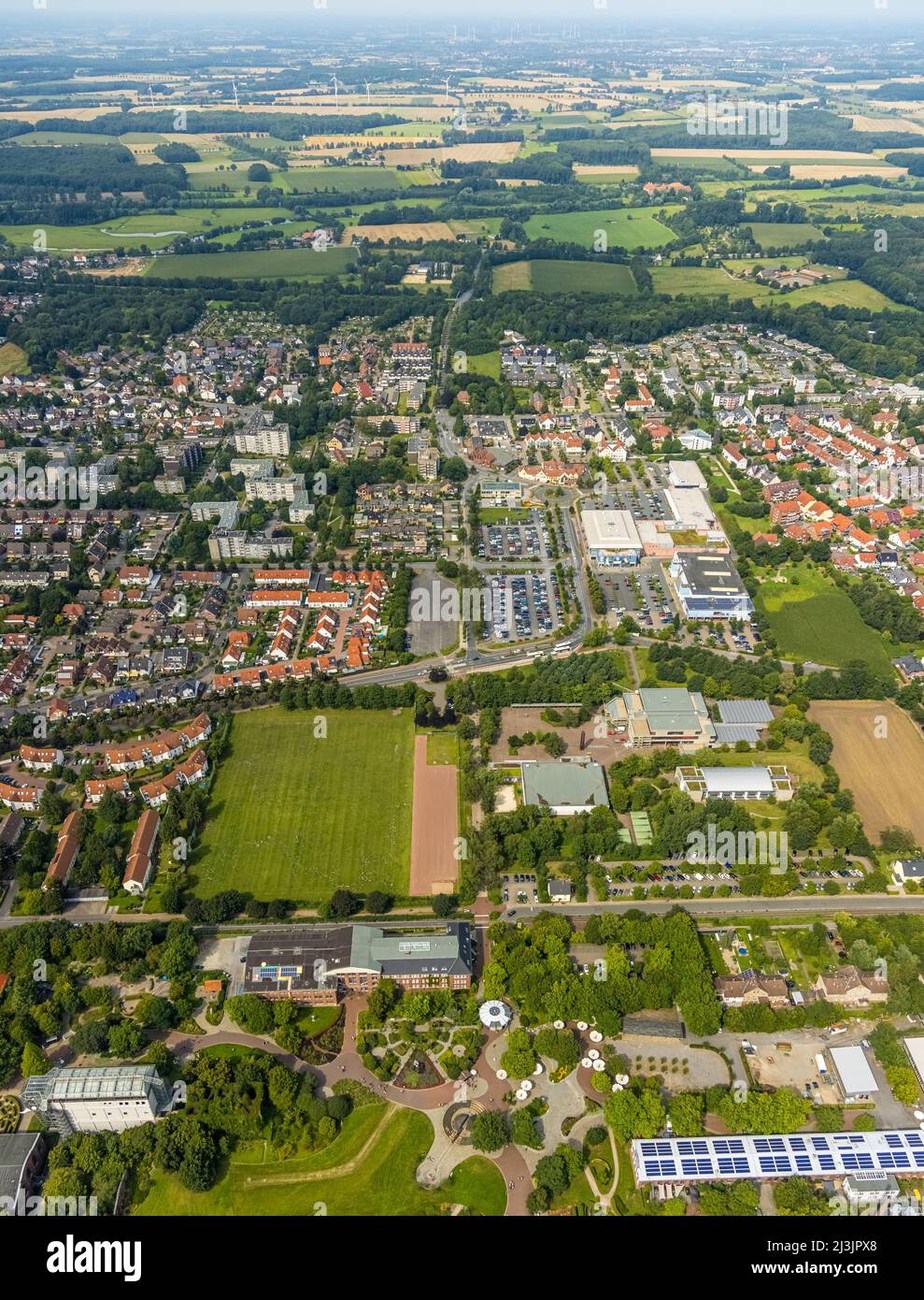 Luftaufnahme, grüner Korridor Werries mit Freier-vom-Stein Gymnasium Hamm, Westpress Arena und Eissportarena sowie Eintritt zum Maximilianpark Stockfoto