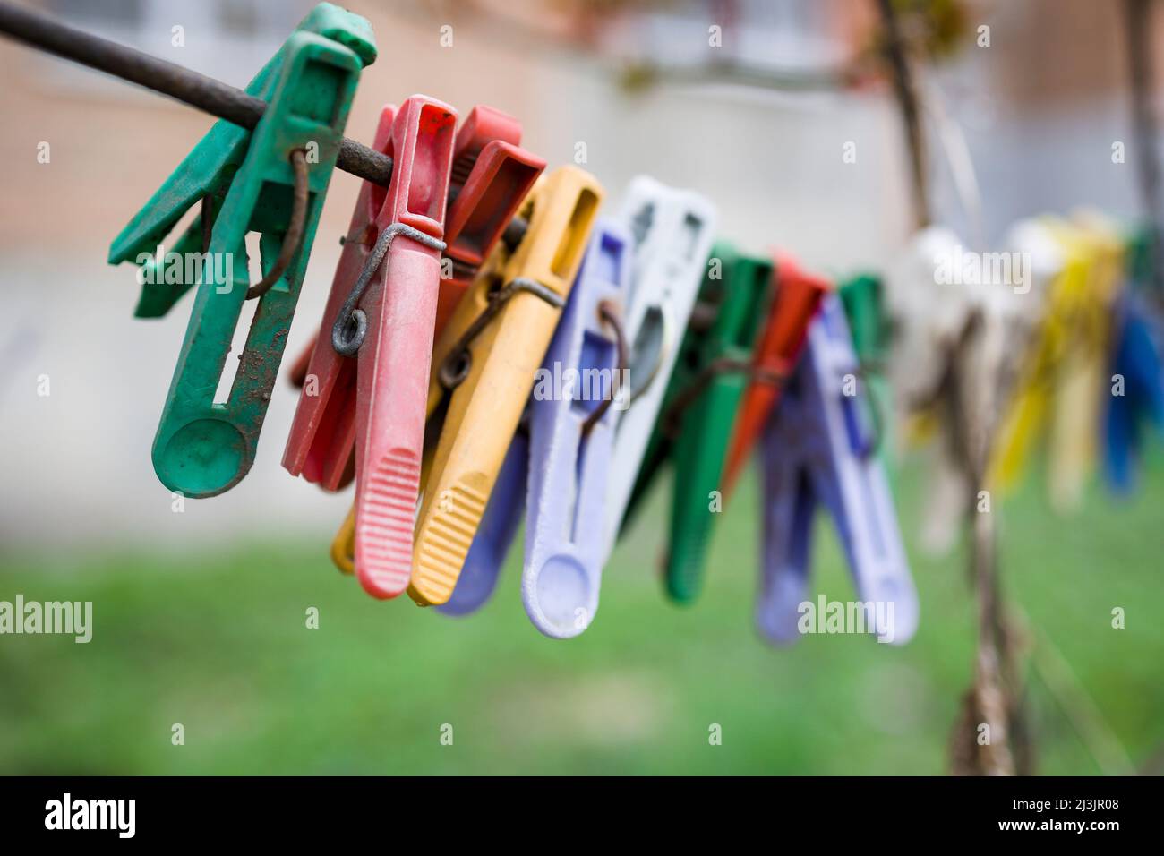 Alte Wäscheklammern an einem Seil. Nahaufnahme Stockfoto