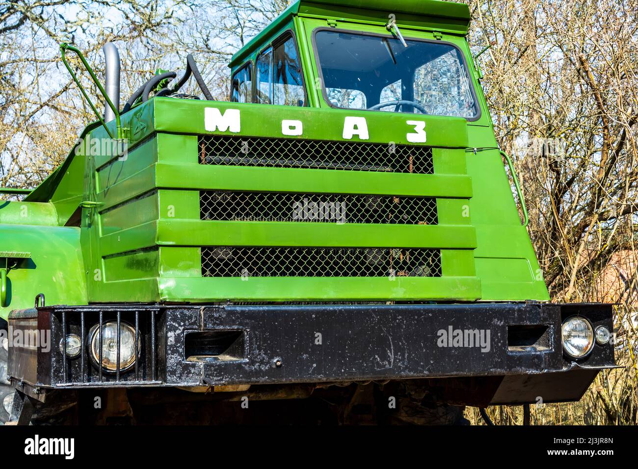 Nase und Kabine des grünen einachsigen Traktors Moaz-546 Stockfoto